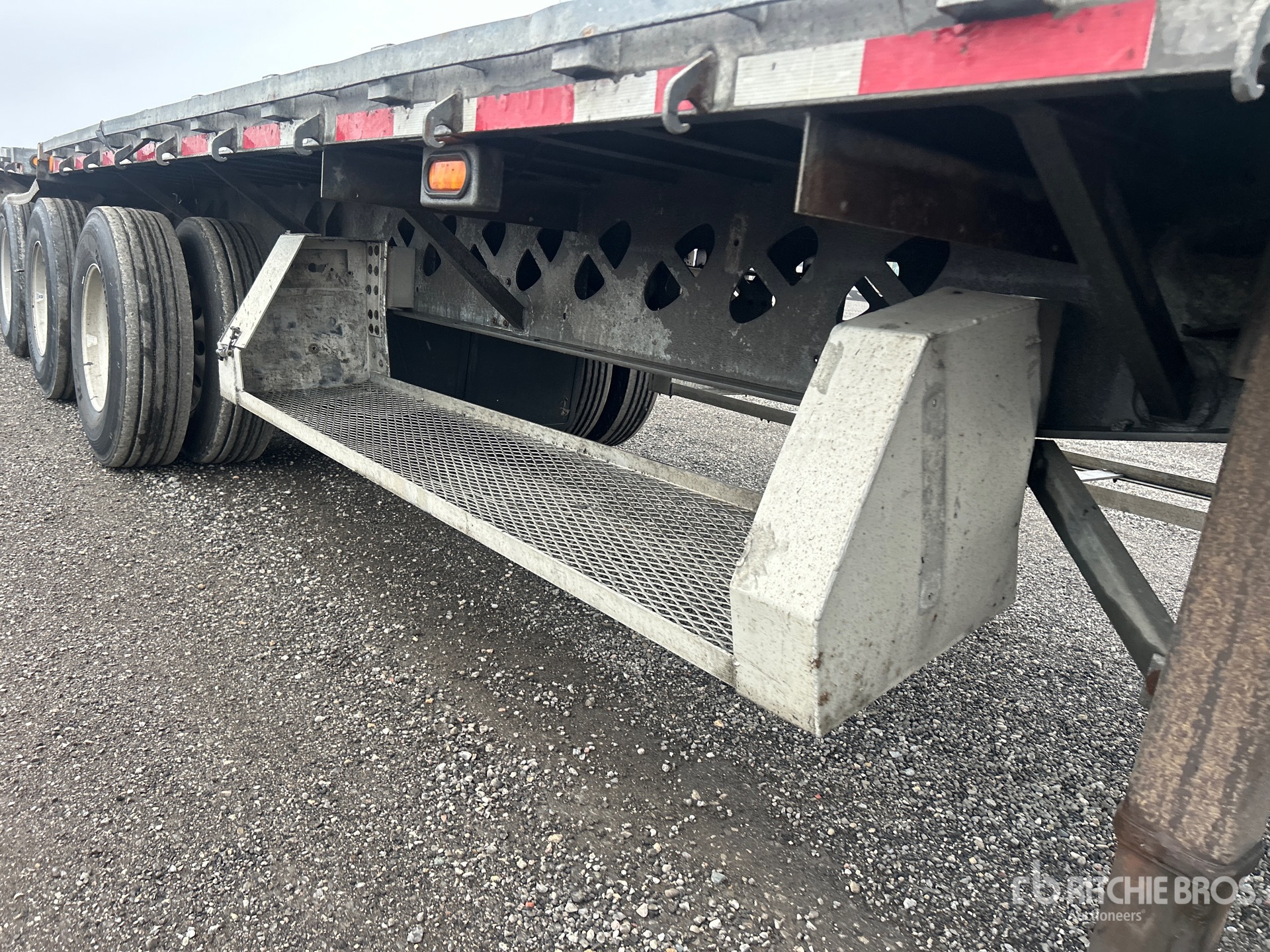 2014 Doepker 28 ft Super B-Train Lead