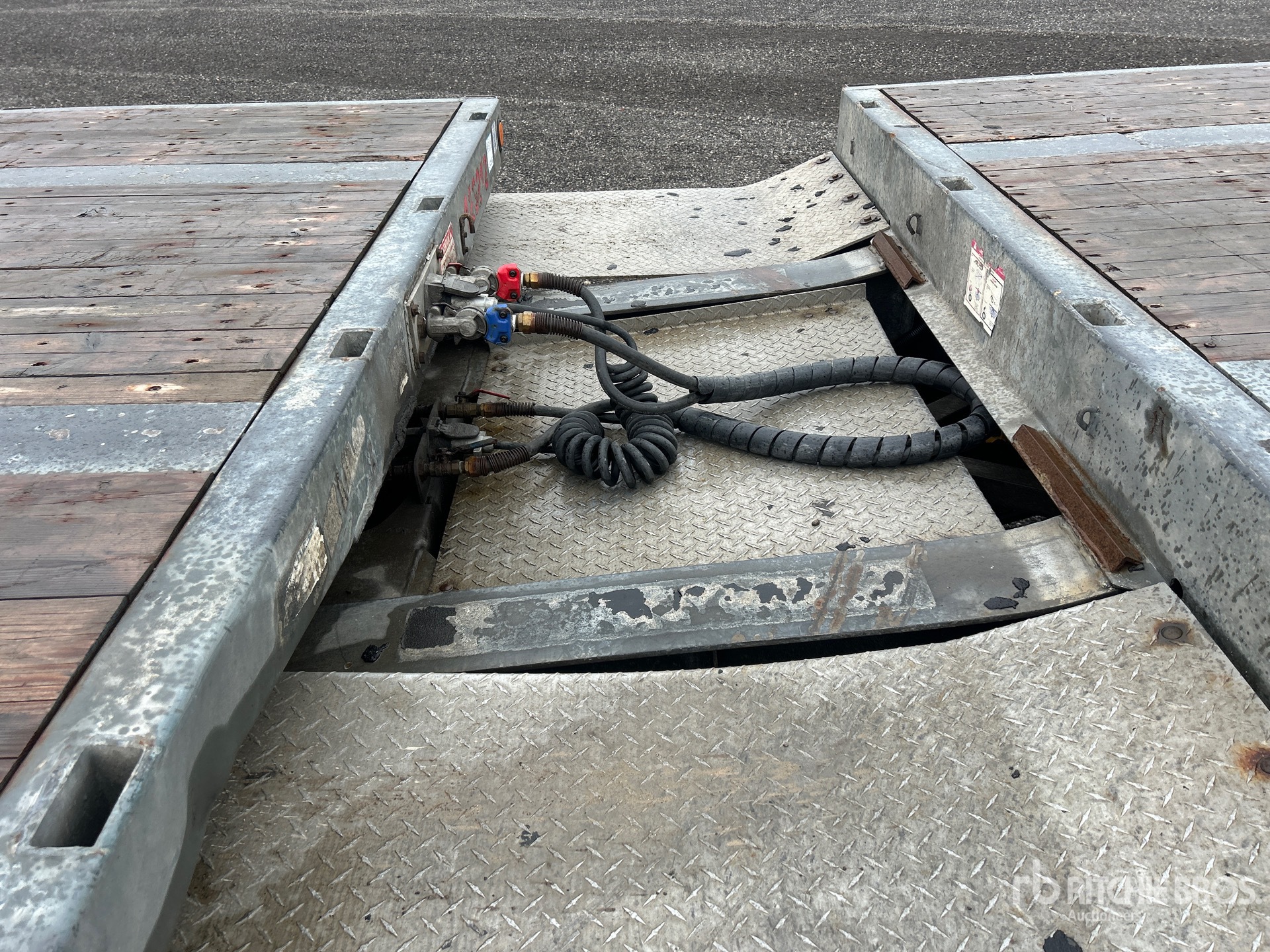 2014 Doepker 28 ft Super B-Train Lead