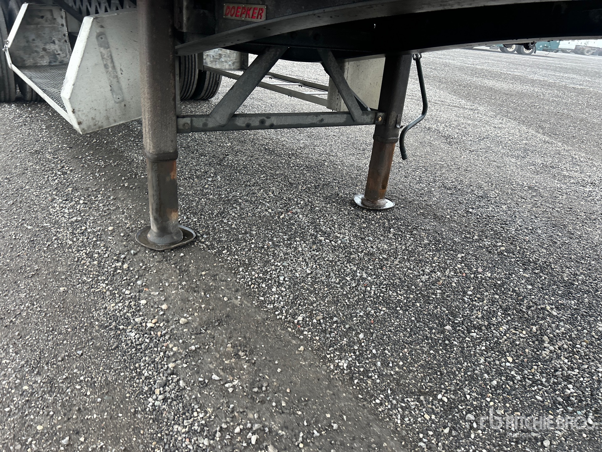 2014 Doepker 28 ft Super B-Train Lead