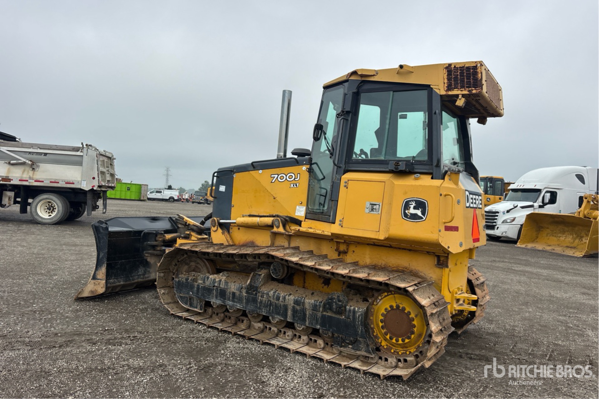 John Deere 700J XLT