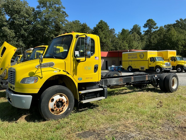 2014 Freightliner M2106 4x2 Cab and Chassis