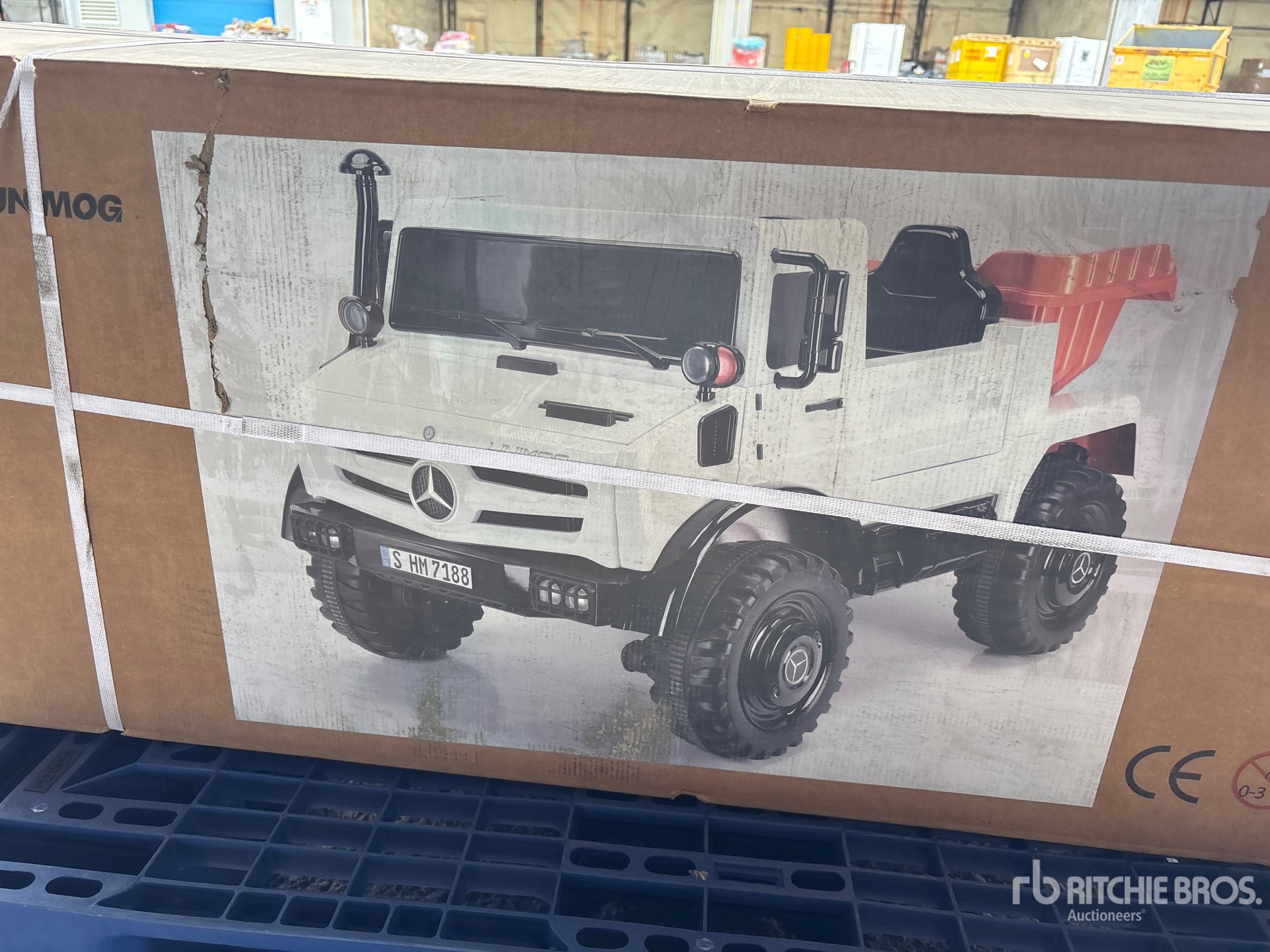 Mercedes-Benz UNIMOG RIDE-ON CART (UNUSED)