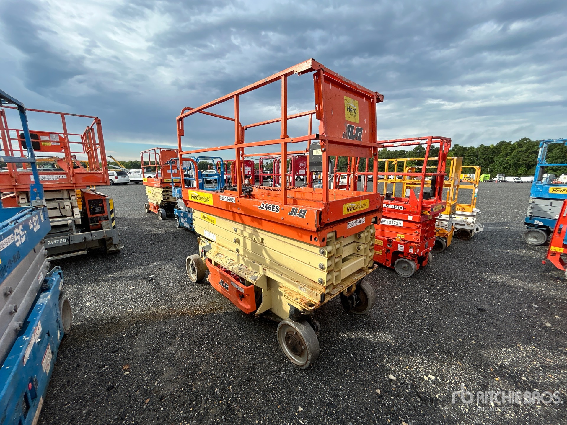 2017 JLG 3246ES