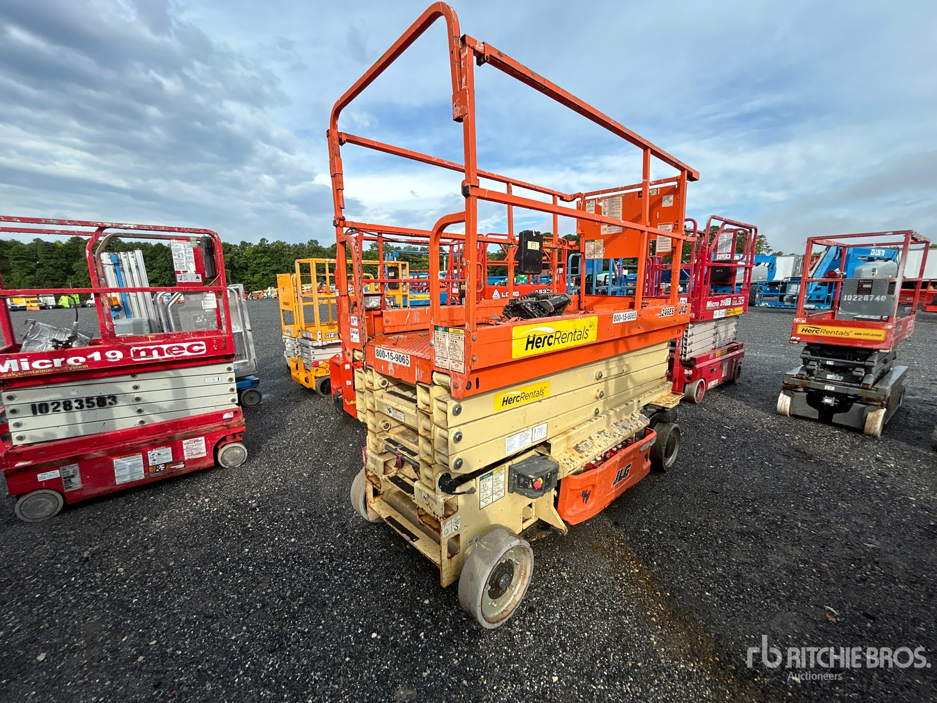 2017 JLG 3246ES