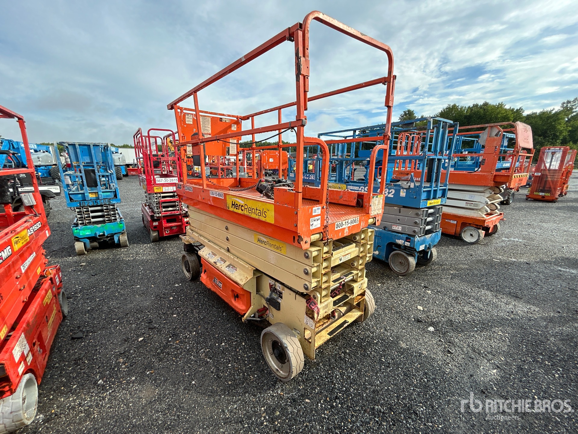 2017 JLG 3246ES