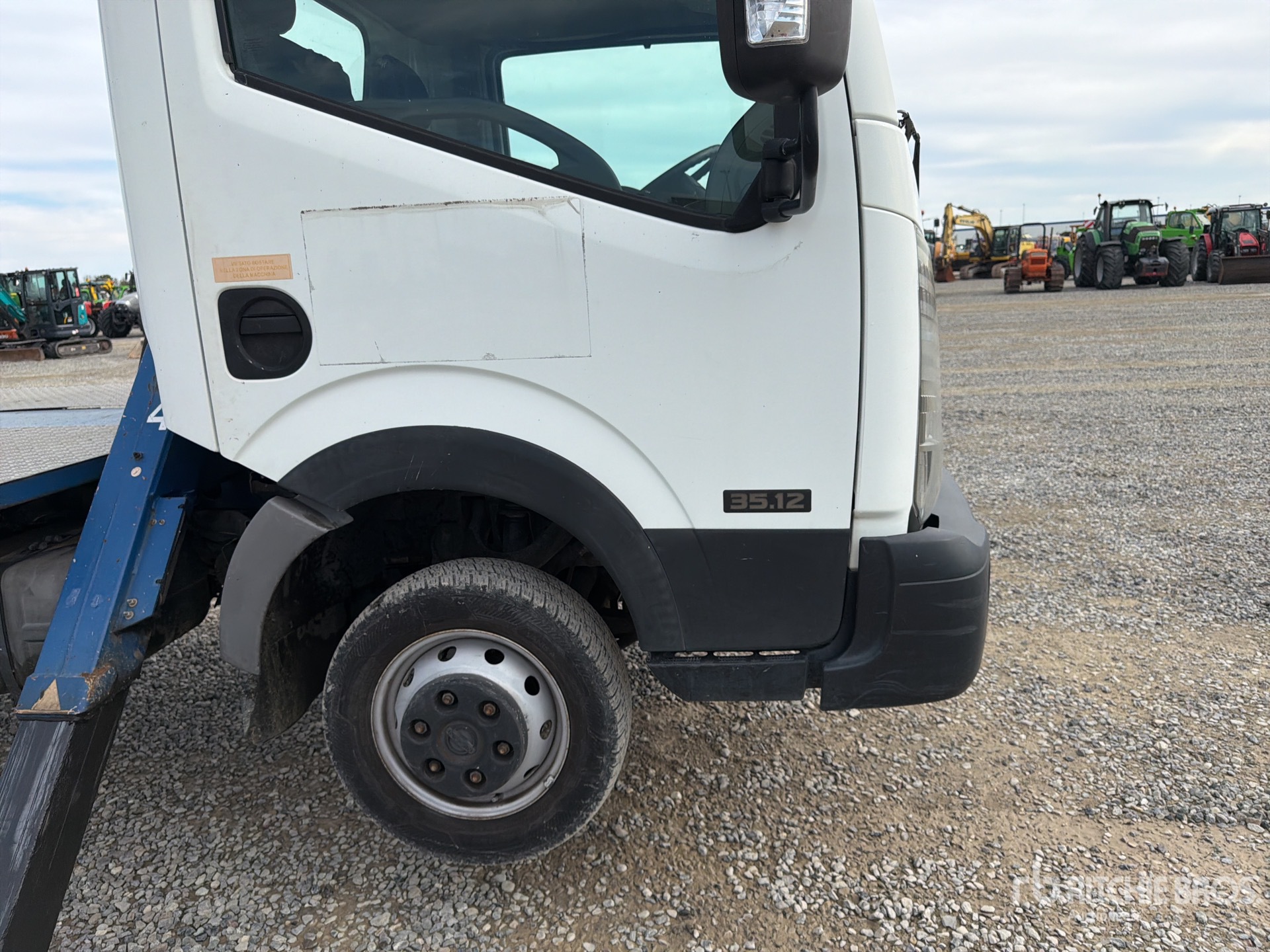 2015 Nissan NT400