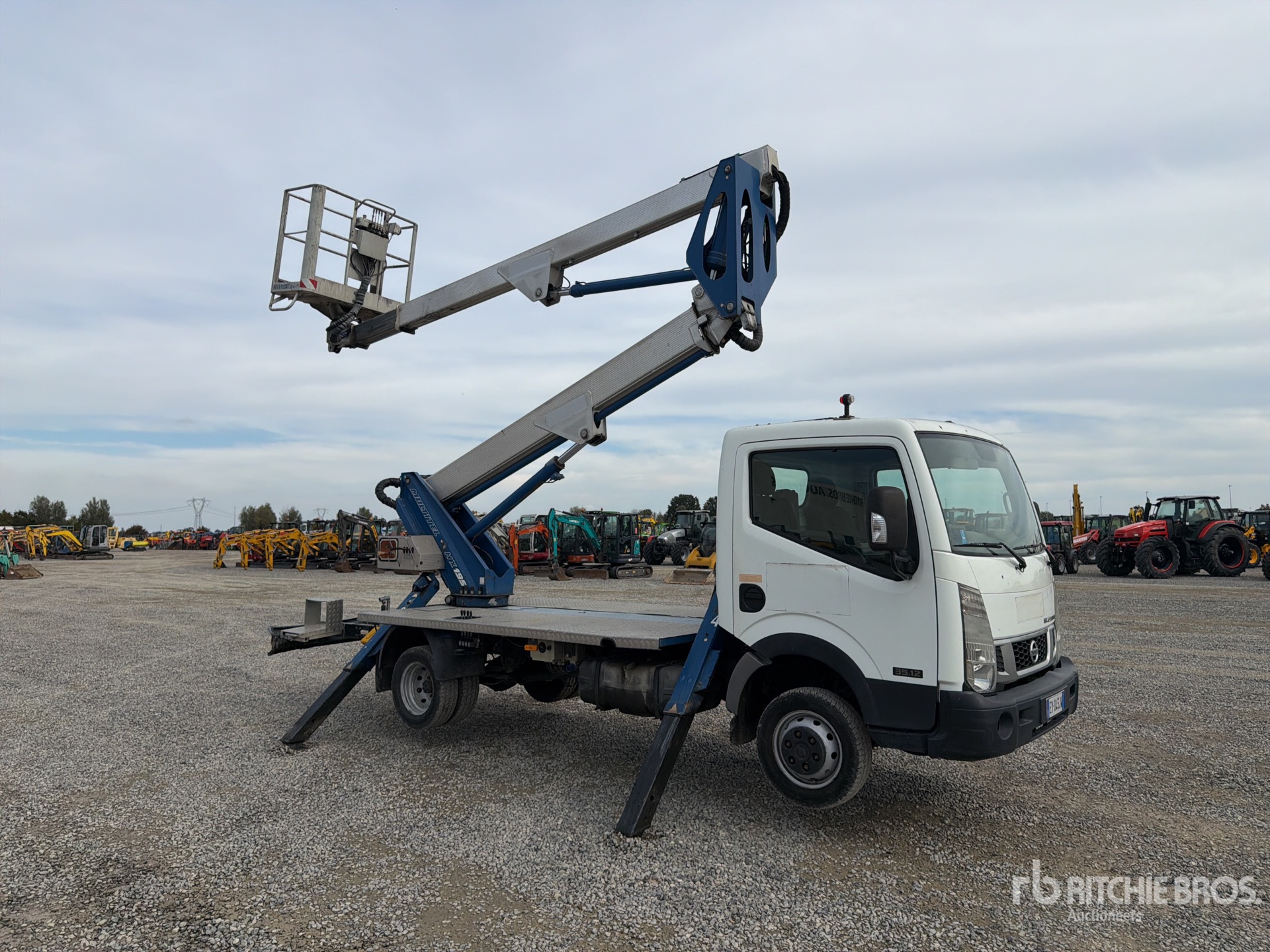 2015 Nissan NT400