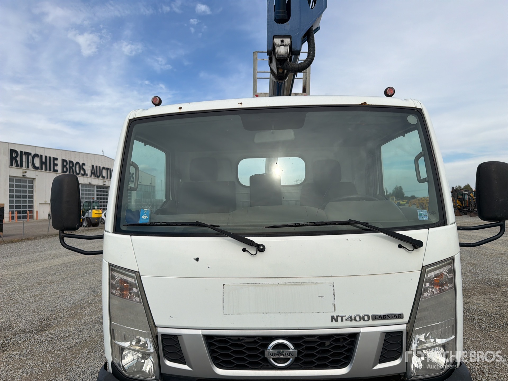 2015 Nissan NT400
