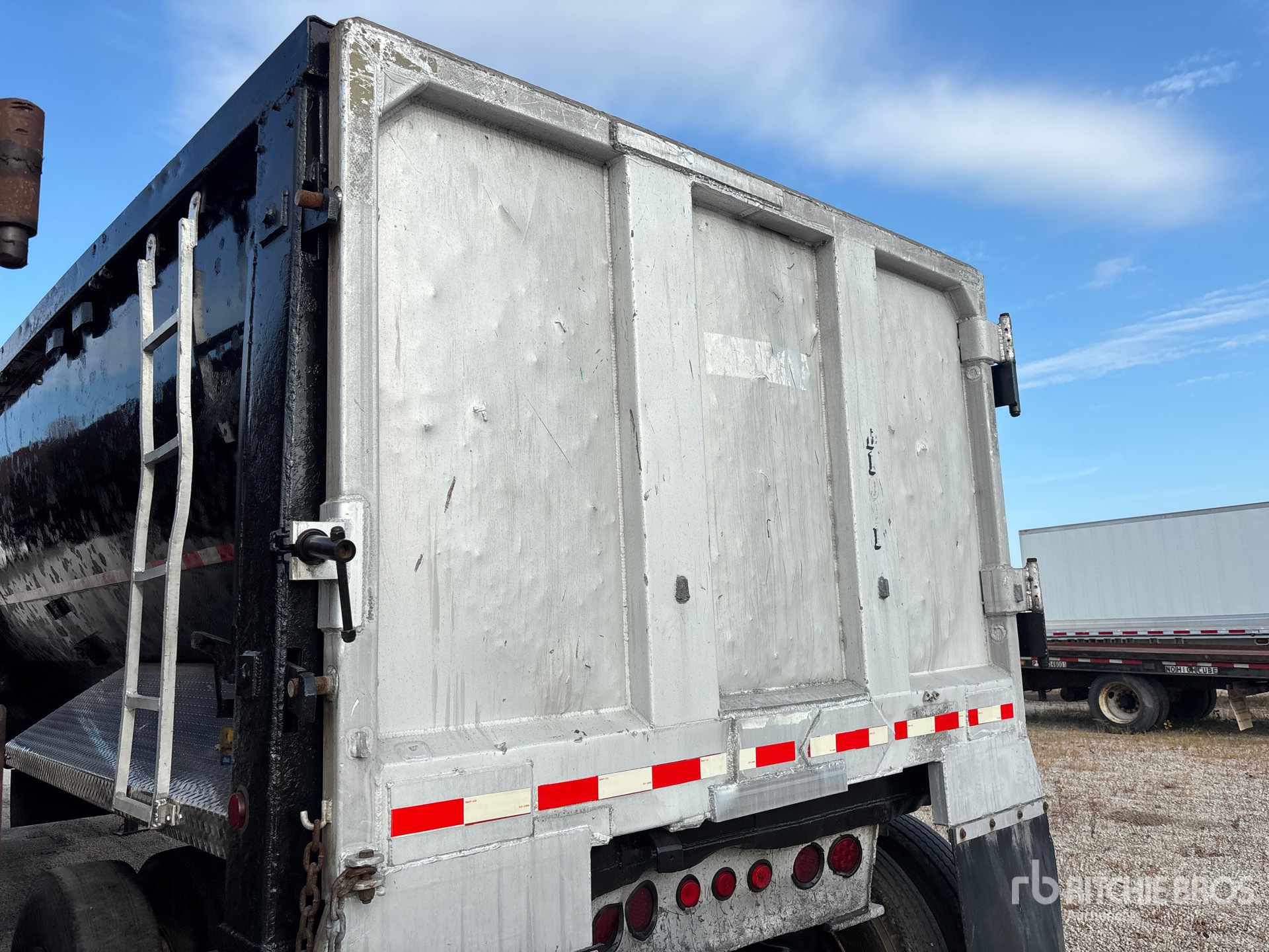 2001 American Trailers 40 FT T/A FRAMELESS