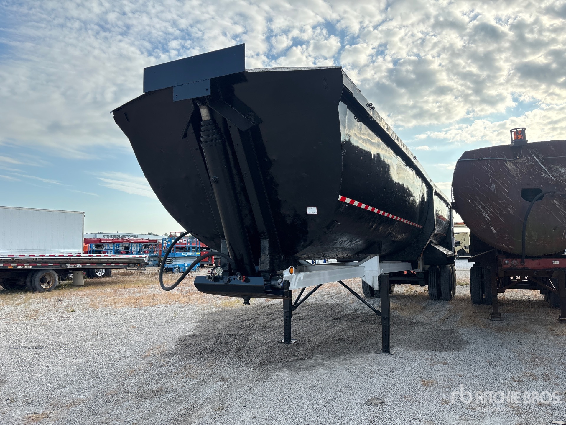Photo of 2001 American Trailers 40 ft T/A Frameless