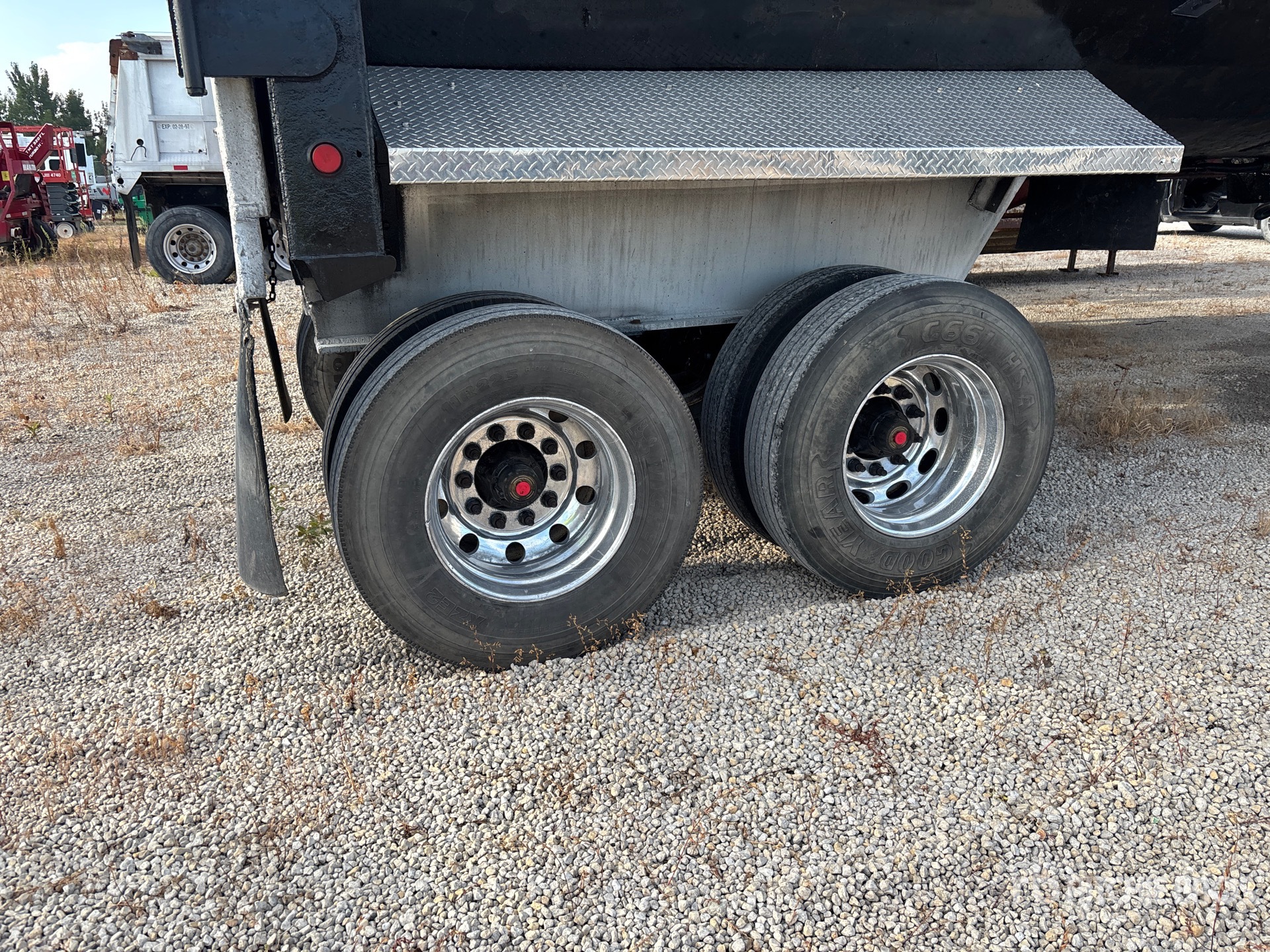 2001 American Trailers 40 FT T/A FRAMELESS
