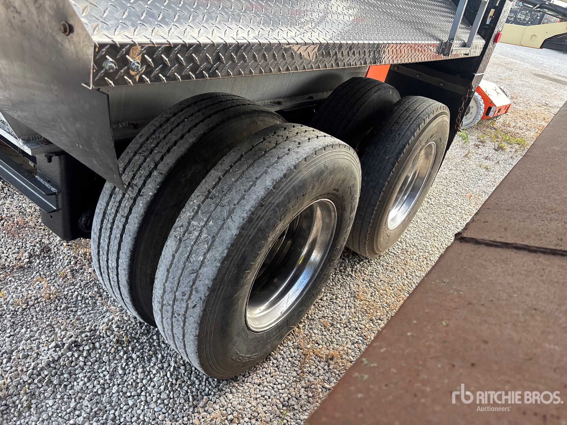 2001 American Trailers 40 FT T/A FRAMELESS