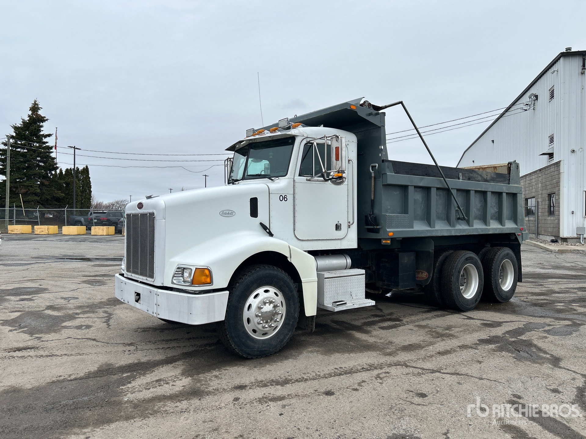 Photo of 1996 Peterbilt 385
