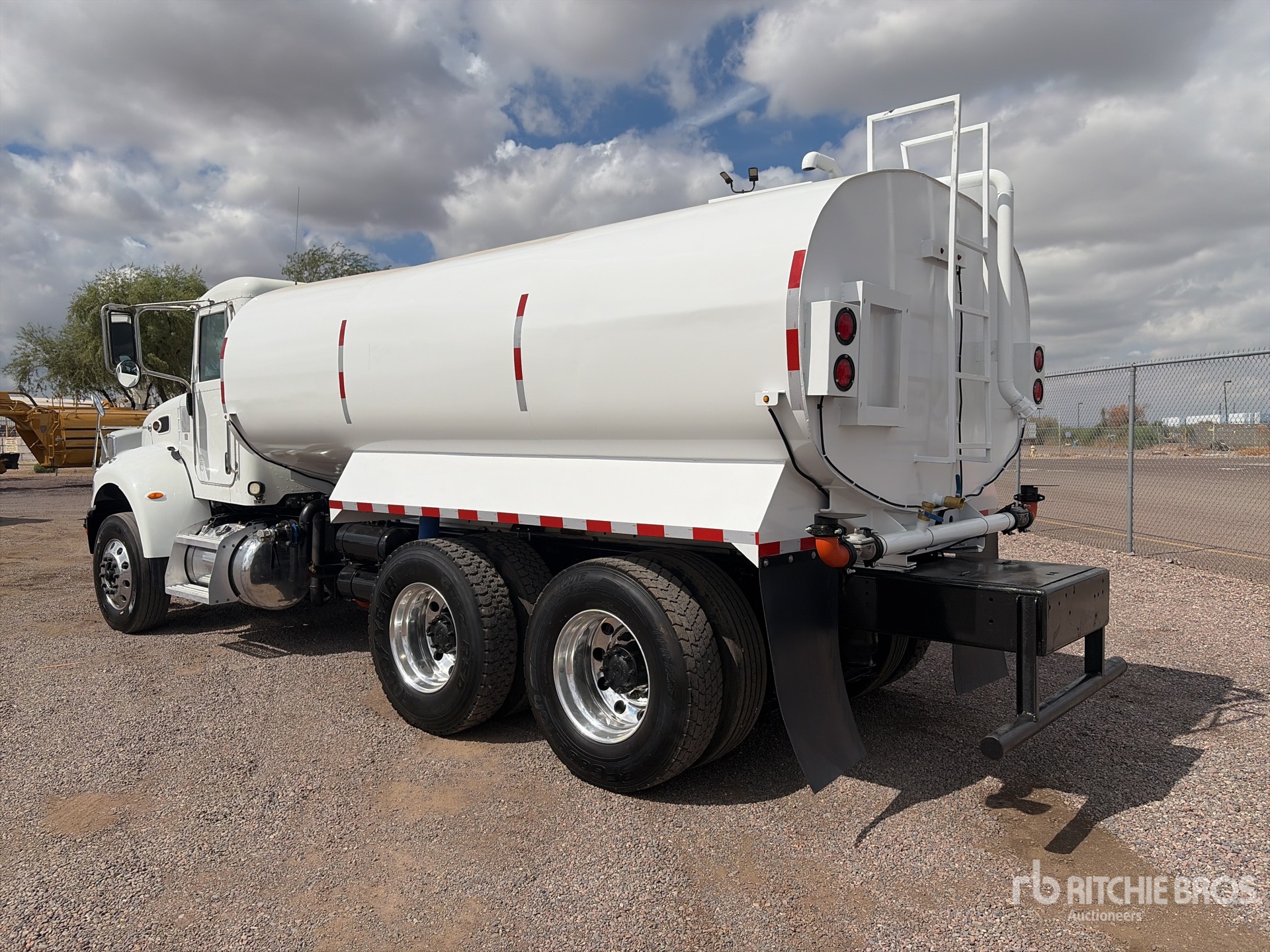 2017 Peterbilt 382