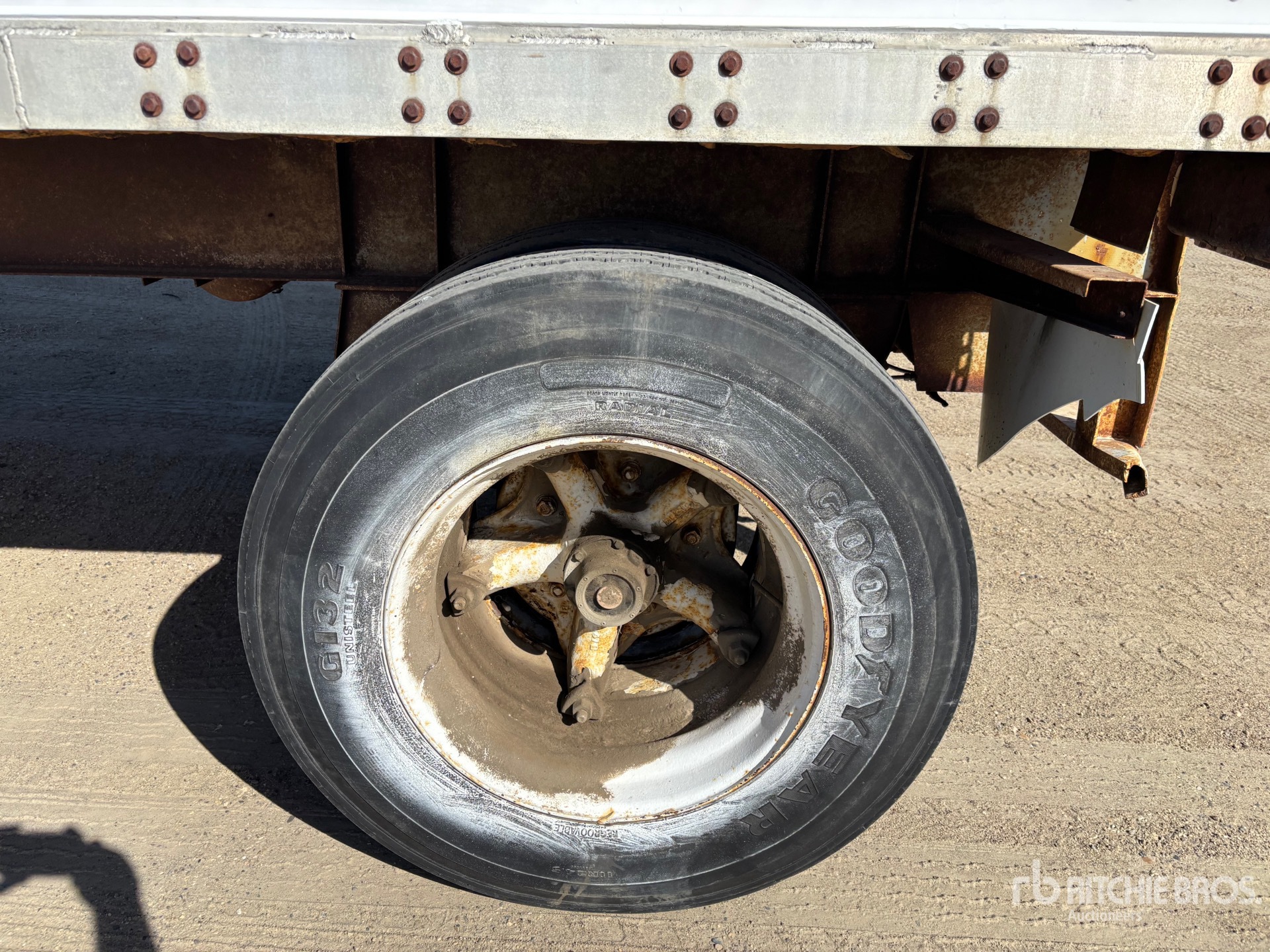 1985 Fruehauf 28 ft x 102 in S/A Heated