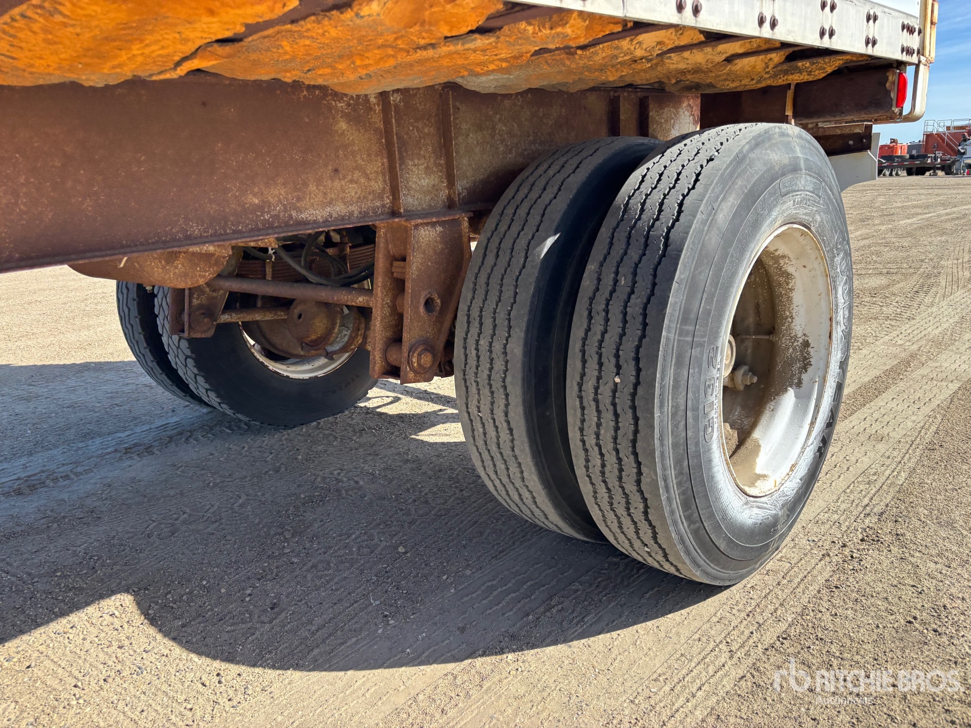 1985 Fruehauf 28 ft x 102 in S/A Heated