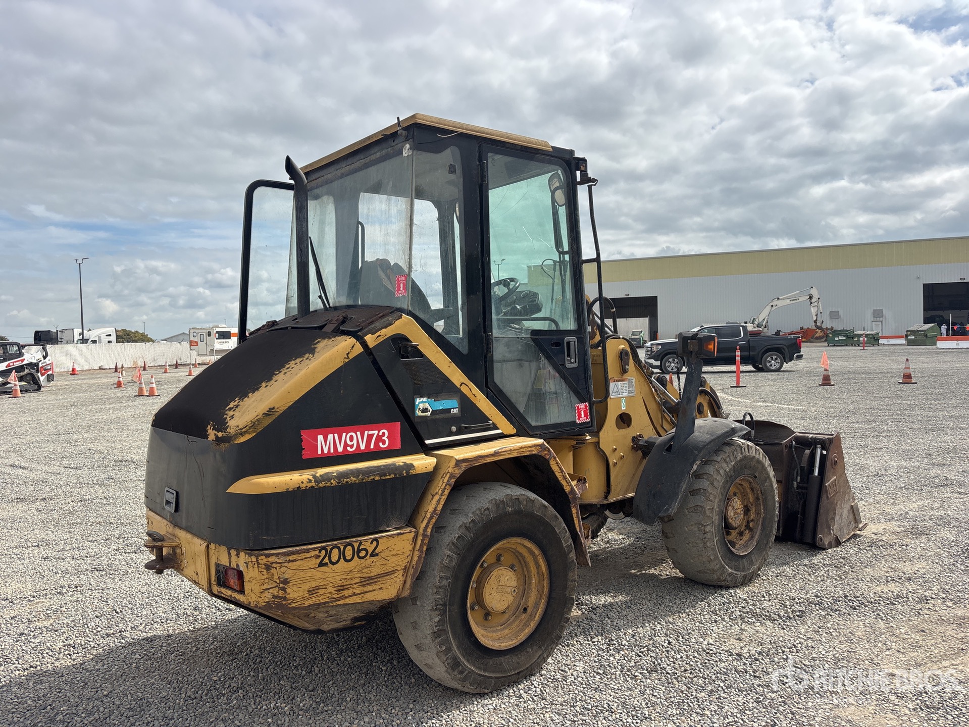 2001 Caterpillar 902