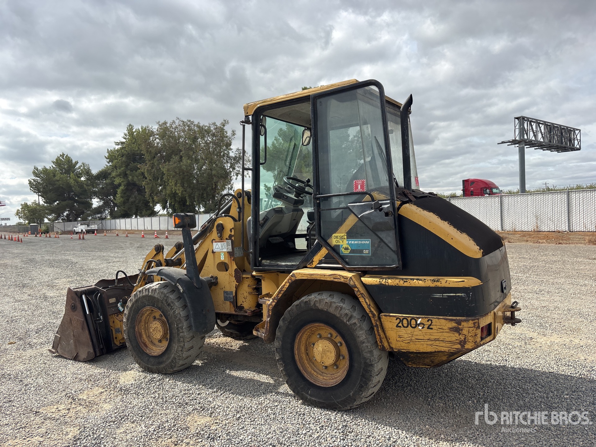 2001 Caterpillar 902