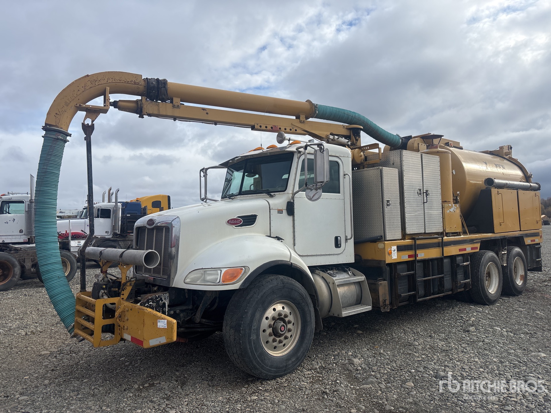 Photo of 2006 Peterbilt 335