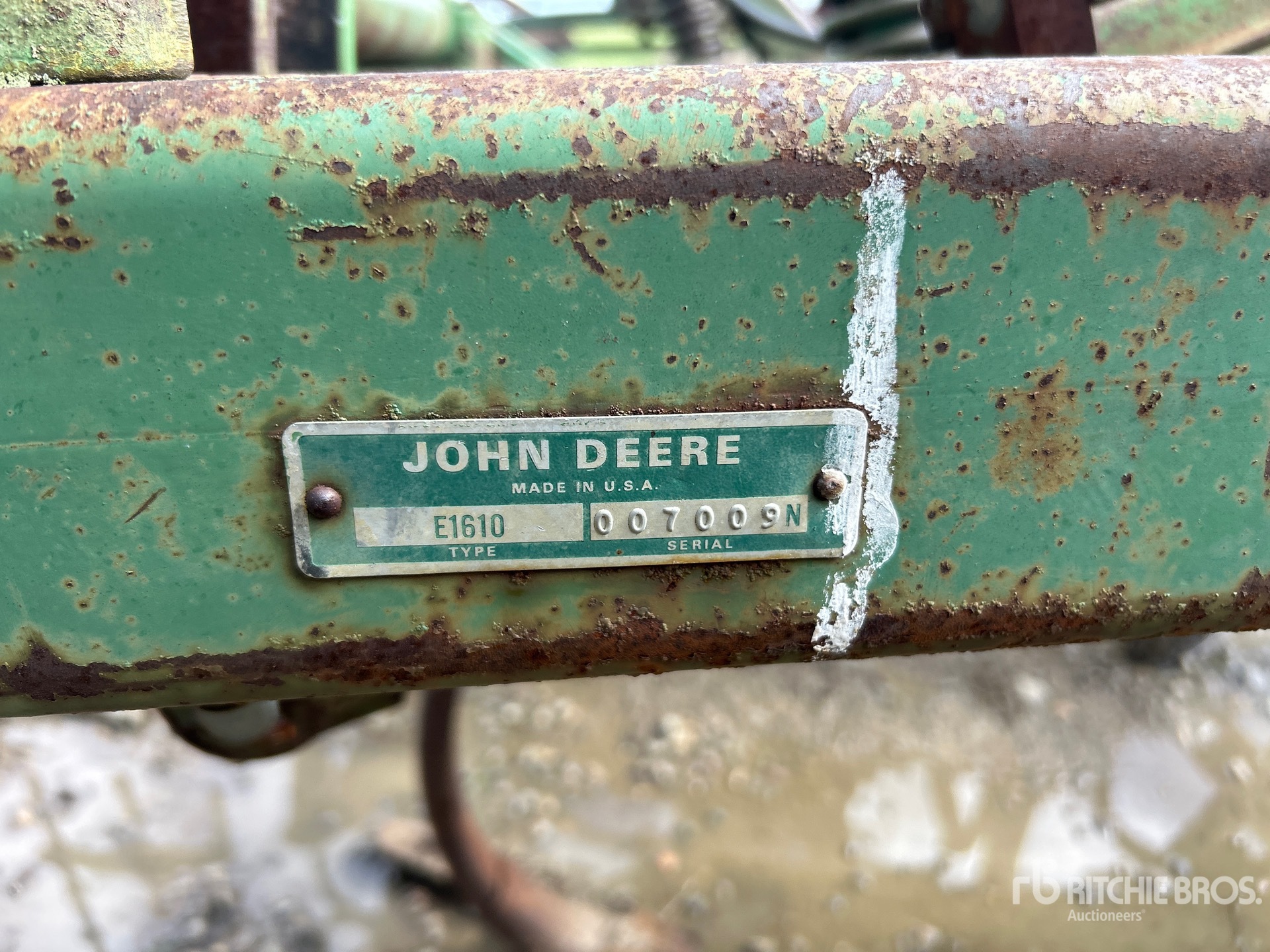 John Deere 1610