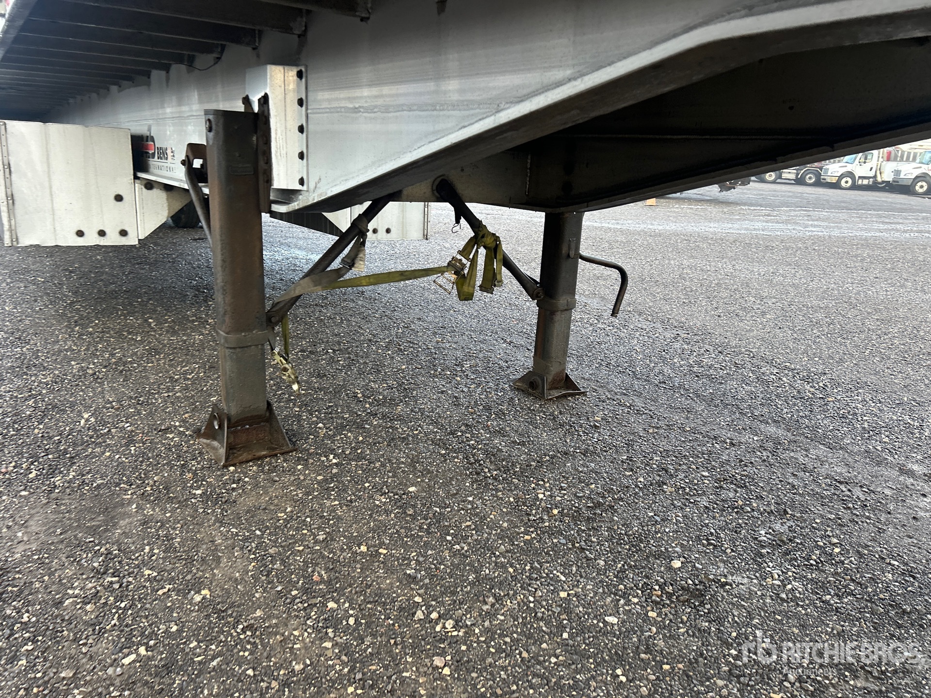 2006 Benson 48 ft T/A Spread Axle