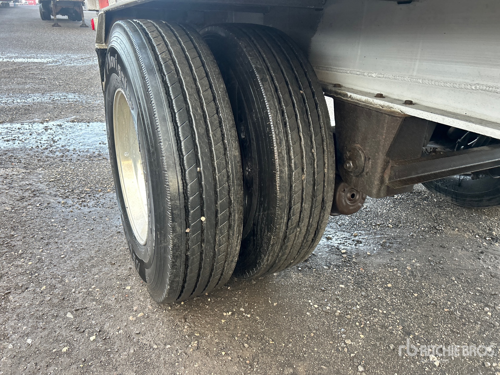 2006 Benson 48 ft T/A Spread Axle
