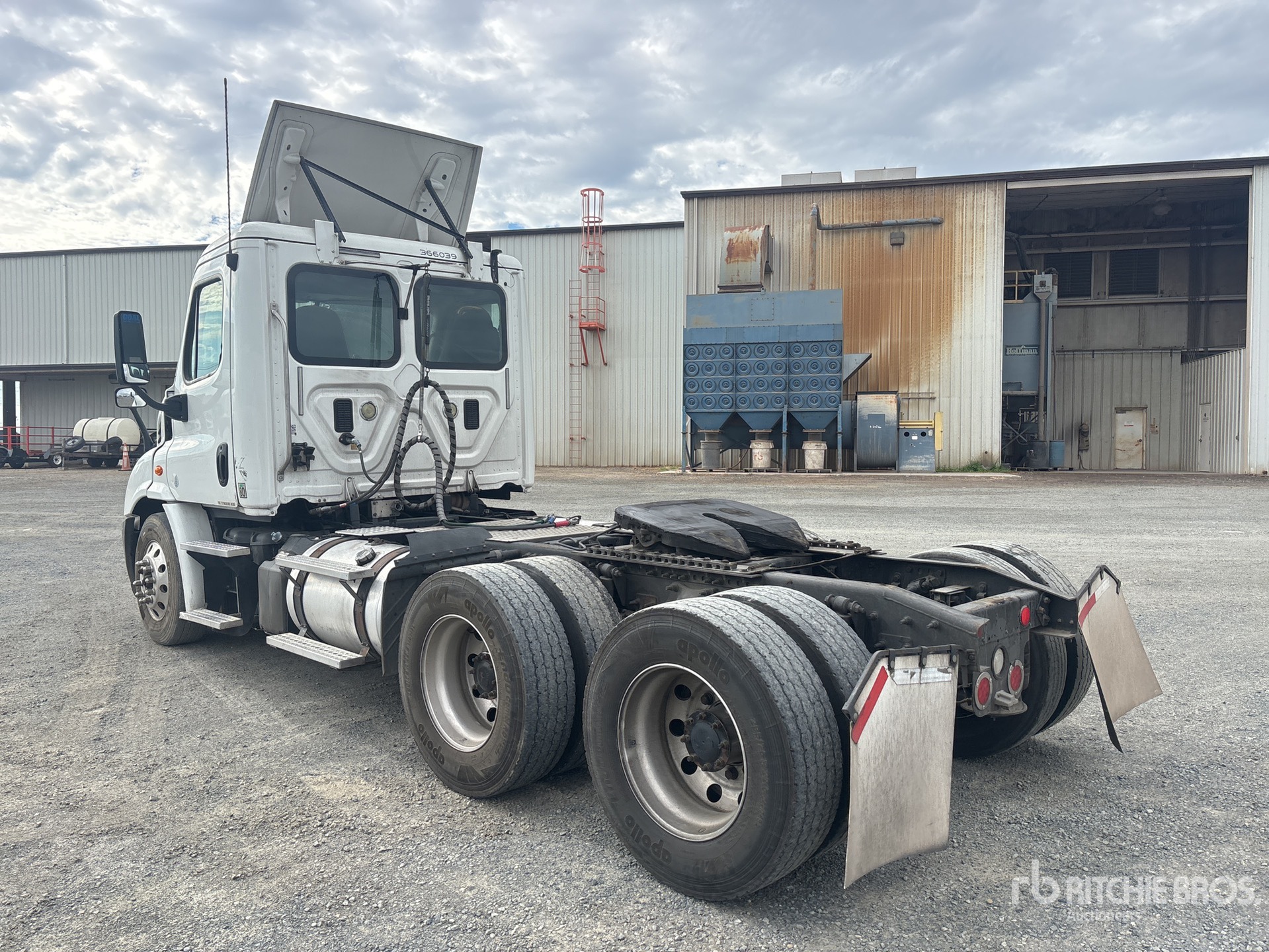 2016 Freightliner CASCADIA 113