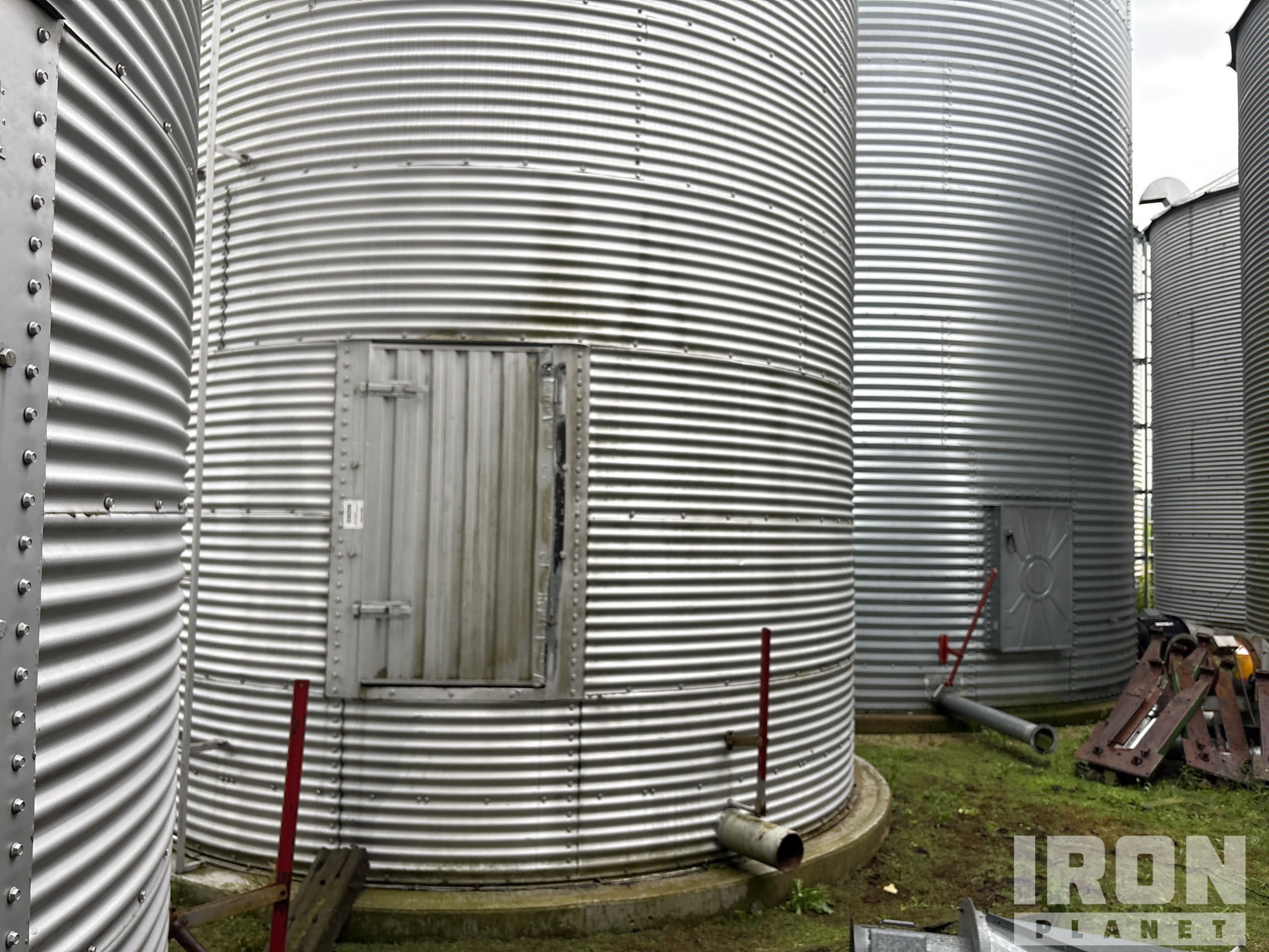 Photo of Westeel +/- 2400 bu 8 Ring W/ homemade  ...