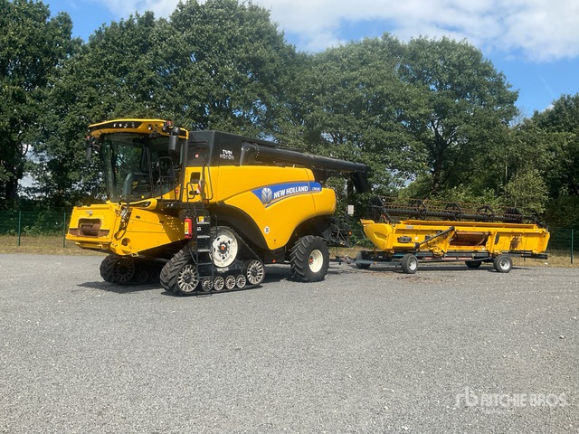 2017 New Holland CR8.80 Combine Harvester