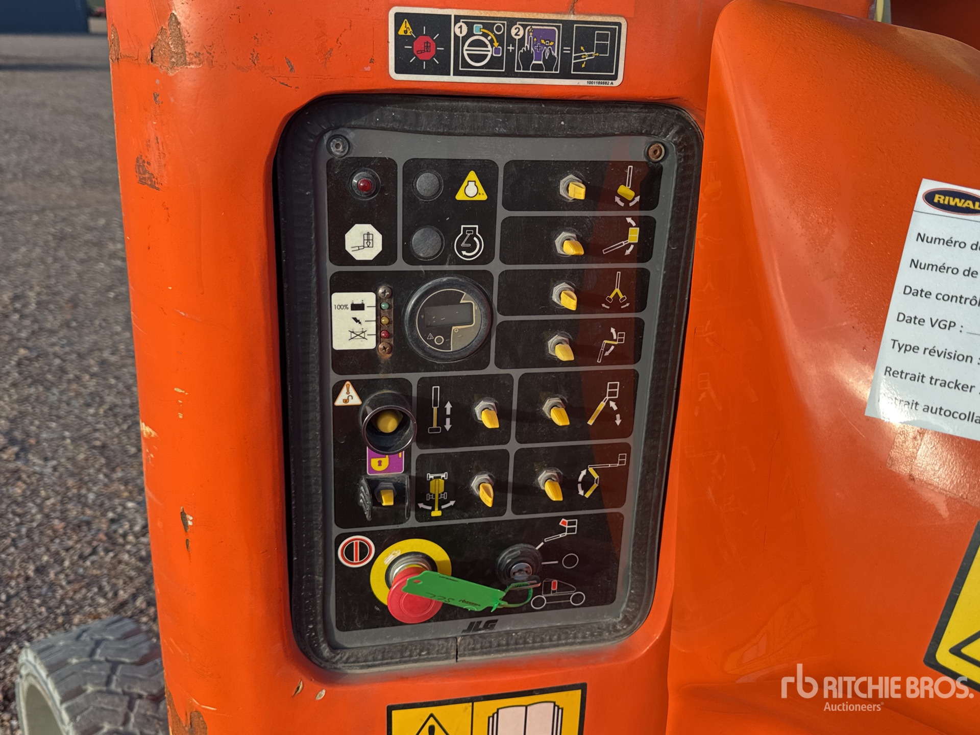 2016 JLG E400AJP