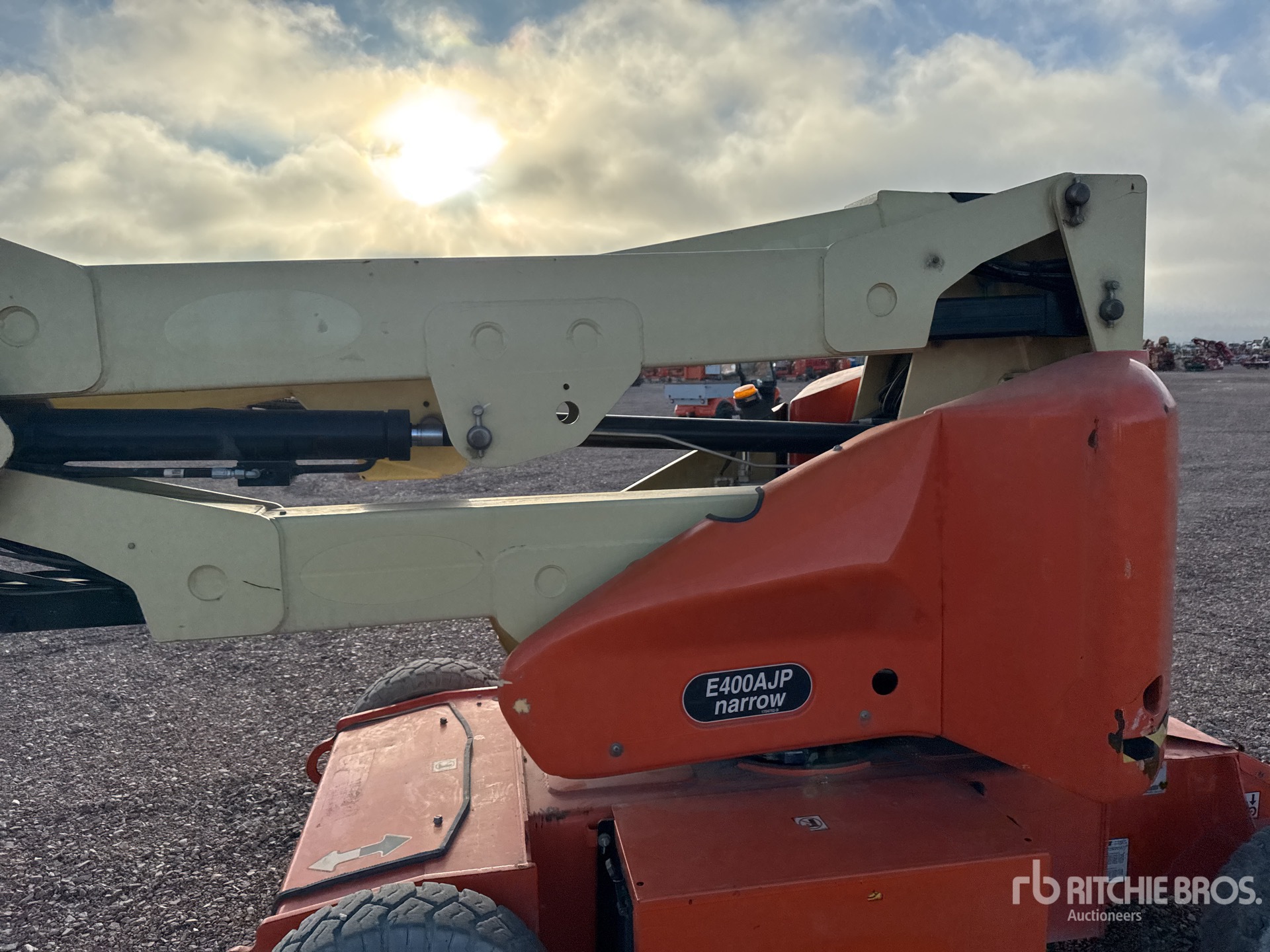 2016 JLG E400AJP