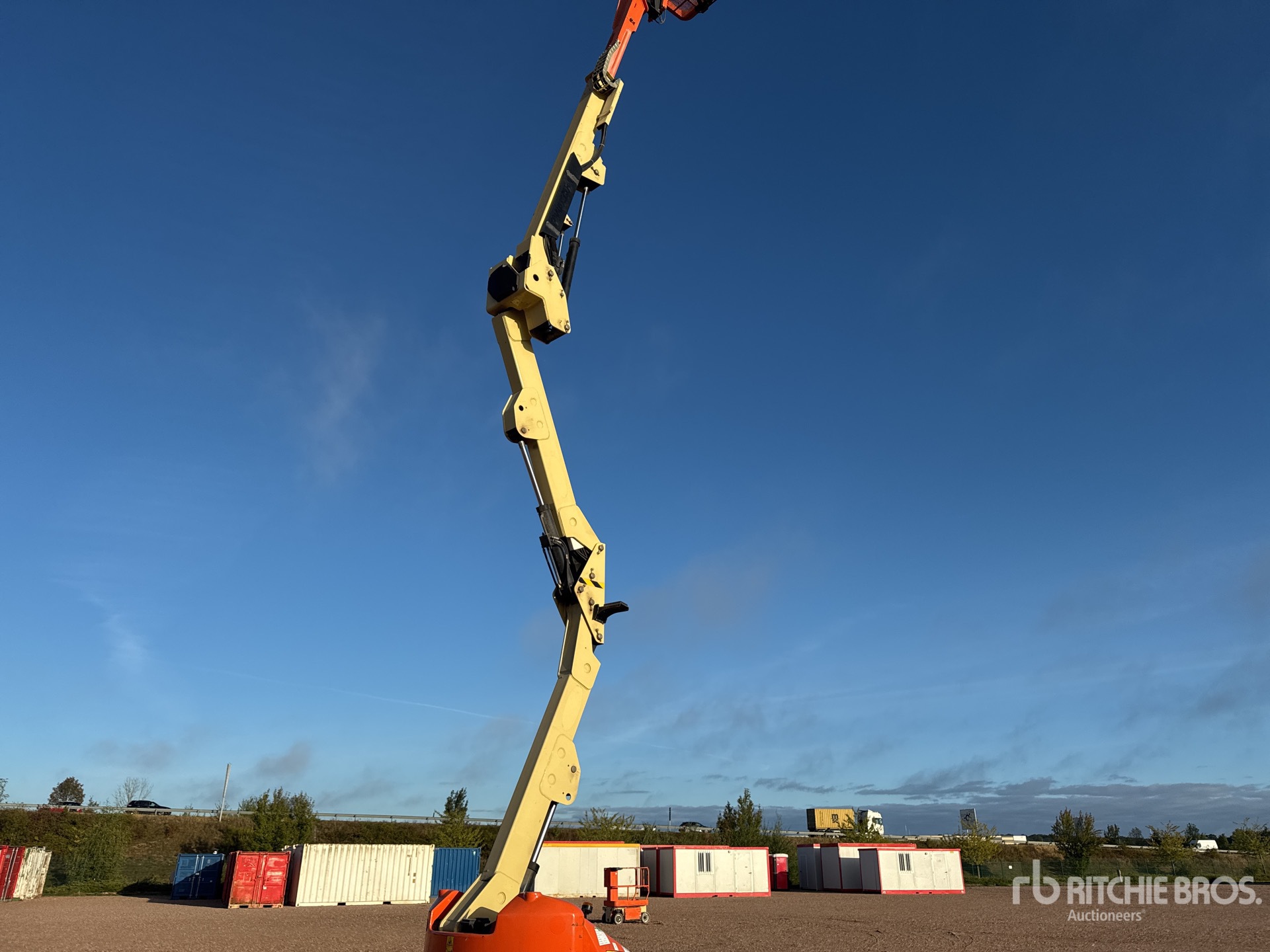 2016 JLG E400AJP