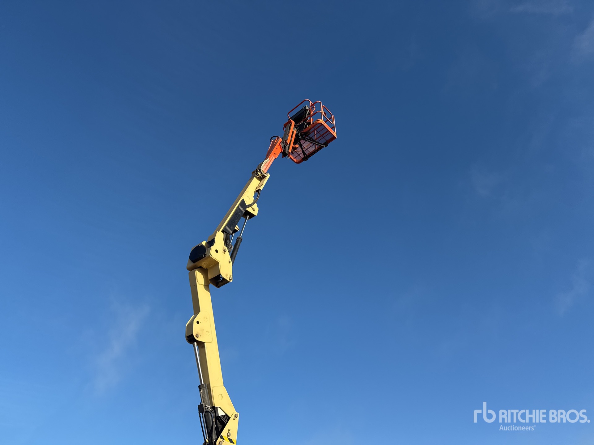 2016 JLG E400AJP