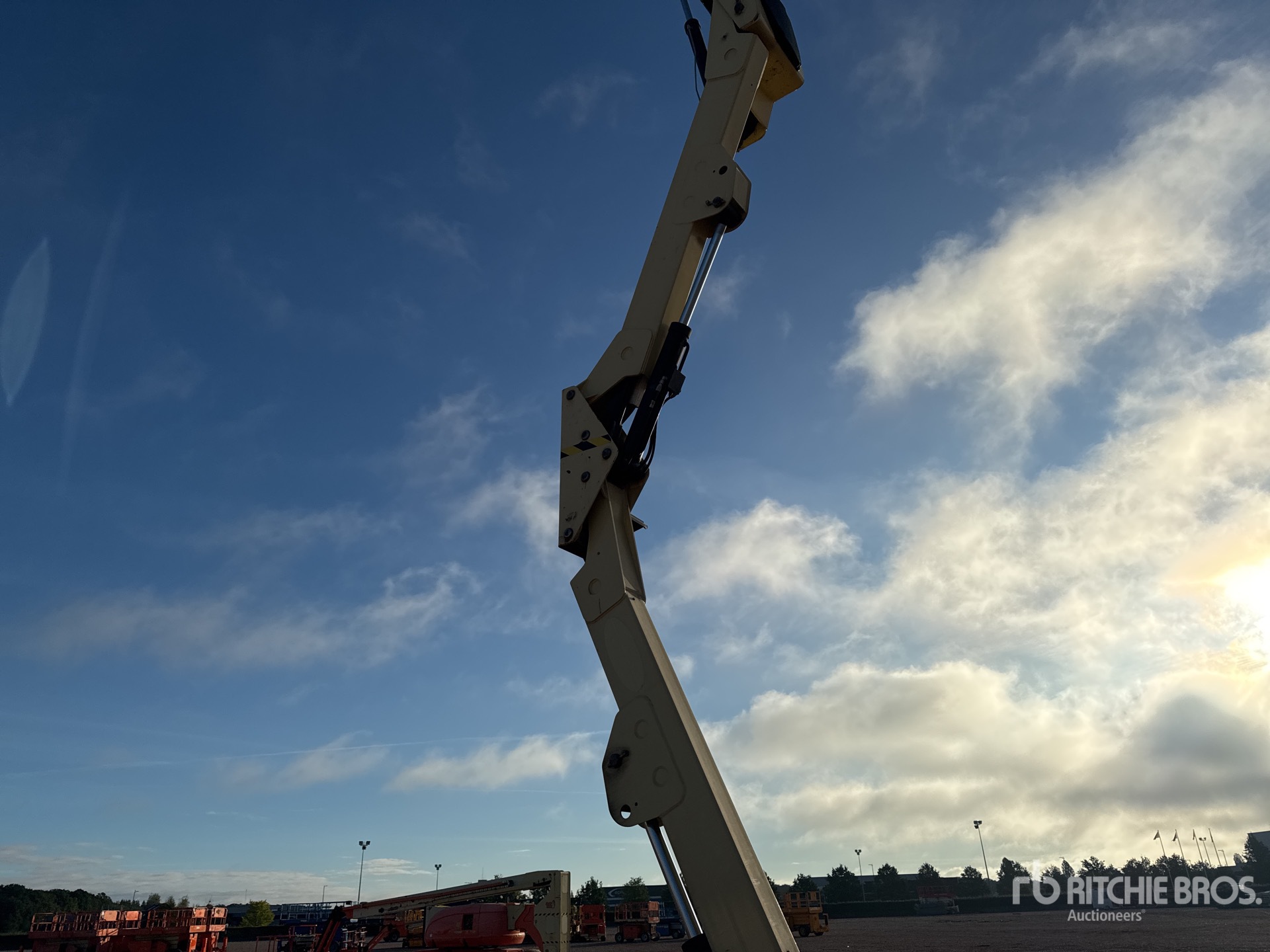 2016 JLG E400AJP