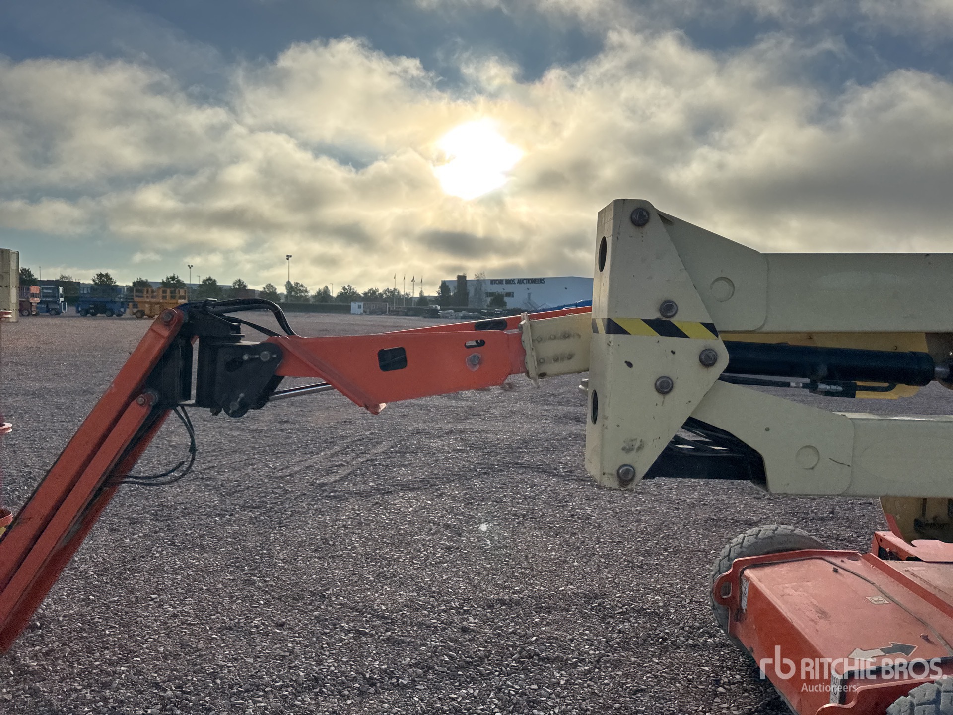 2016 JLG E400AJP