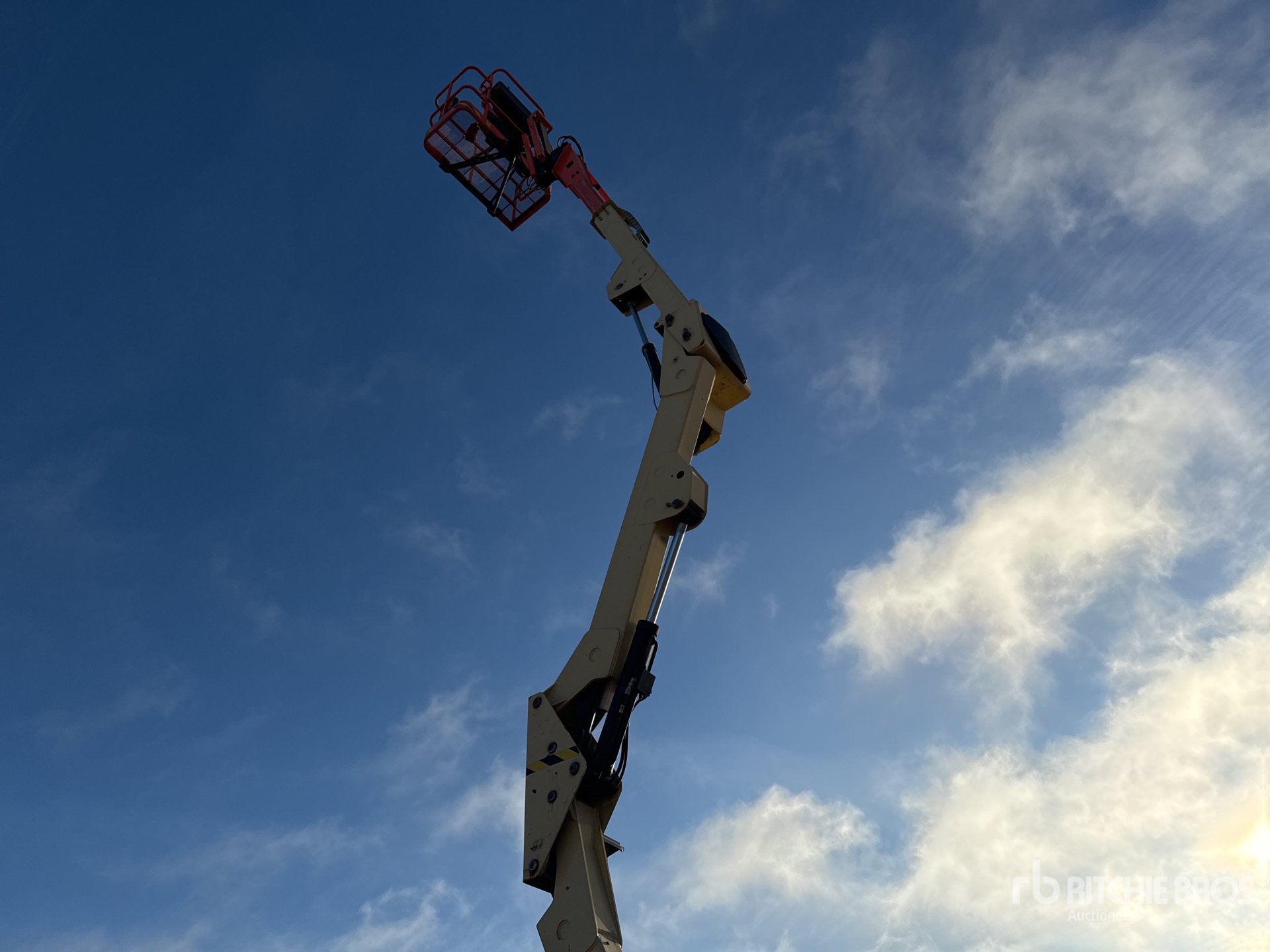 2016 JLG E400AJP