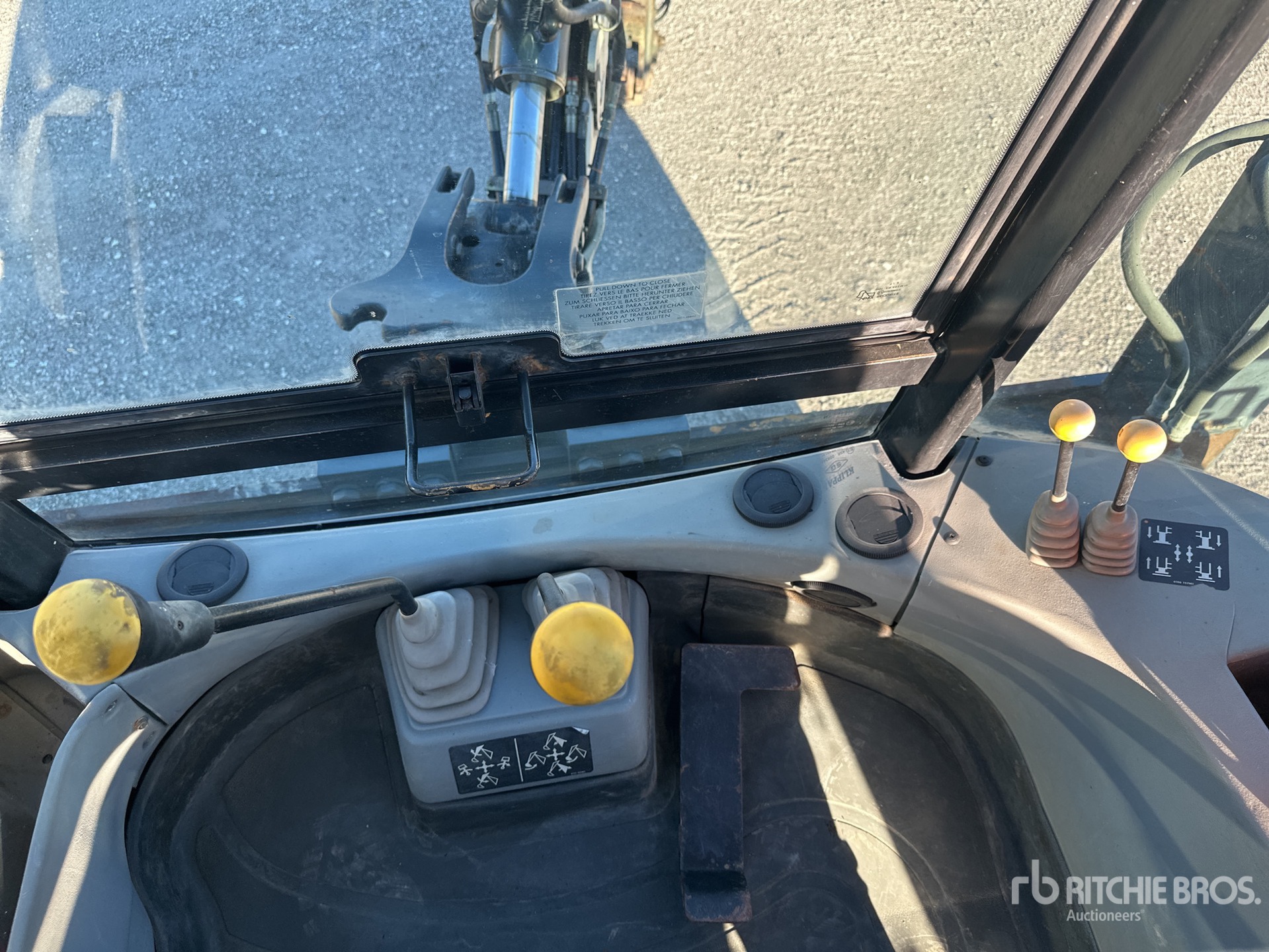 2003 Fermec 860