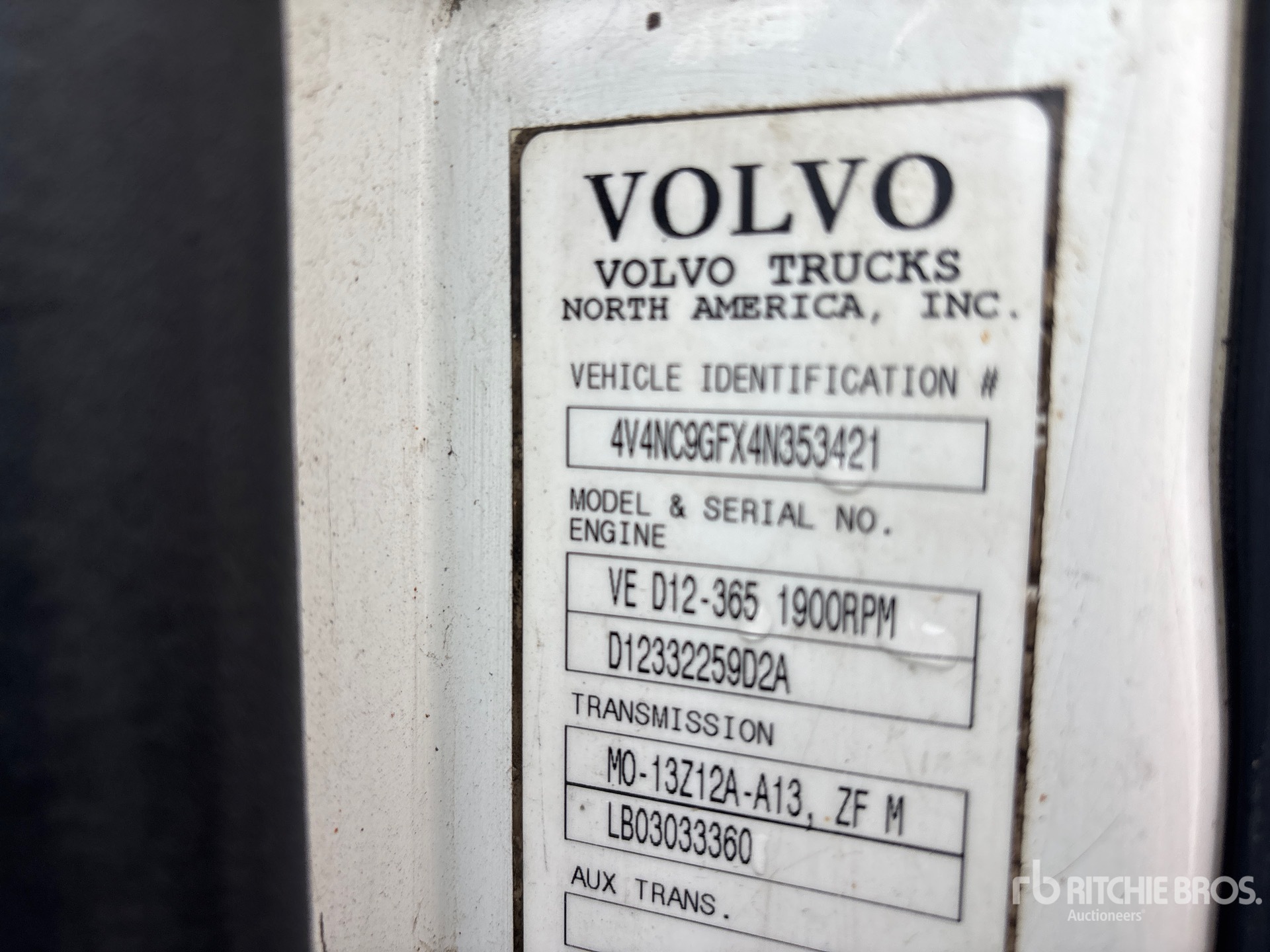 2004 Volvo VNL