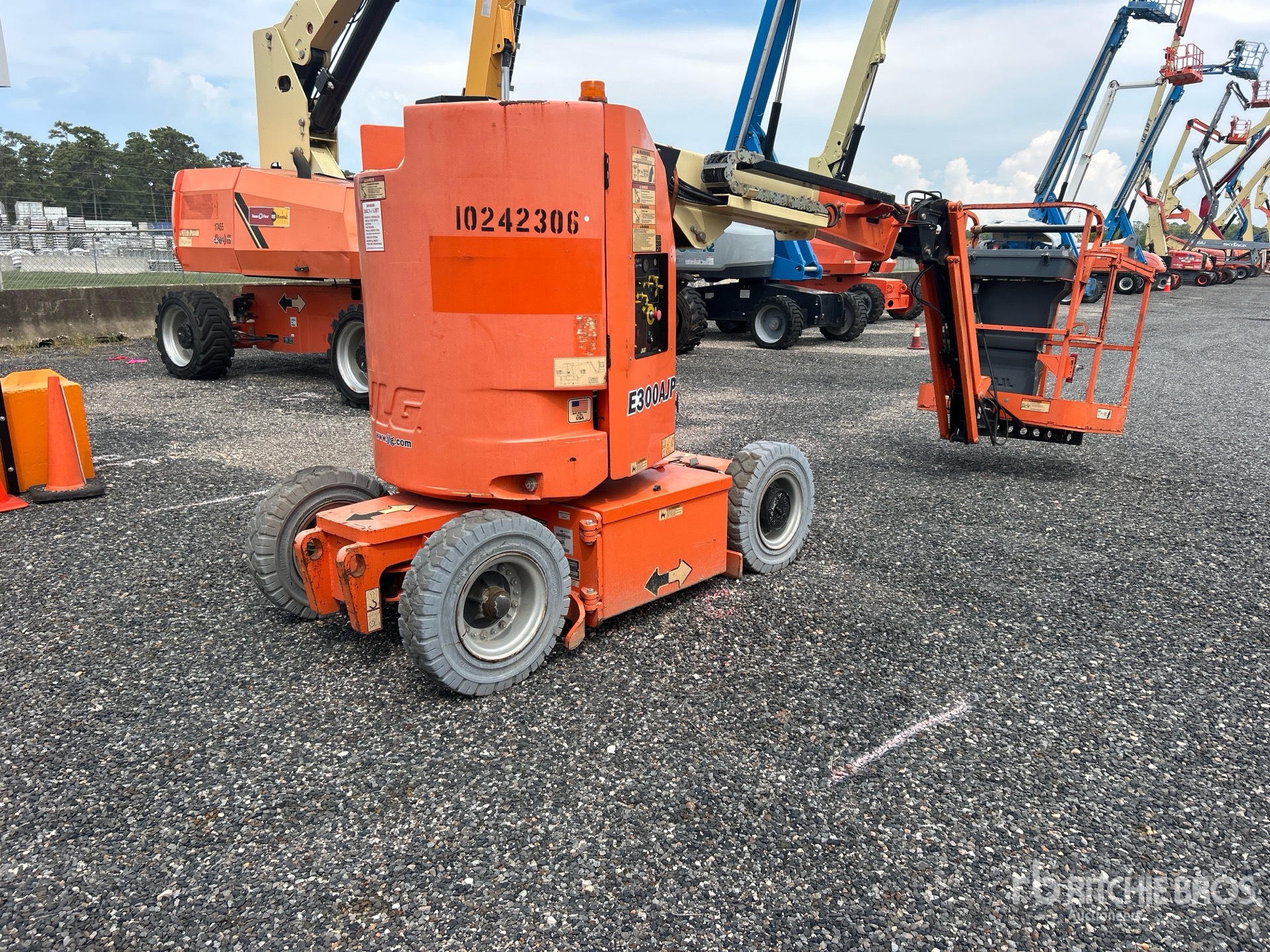 2018 JLG E300AJP