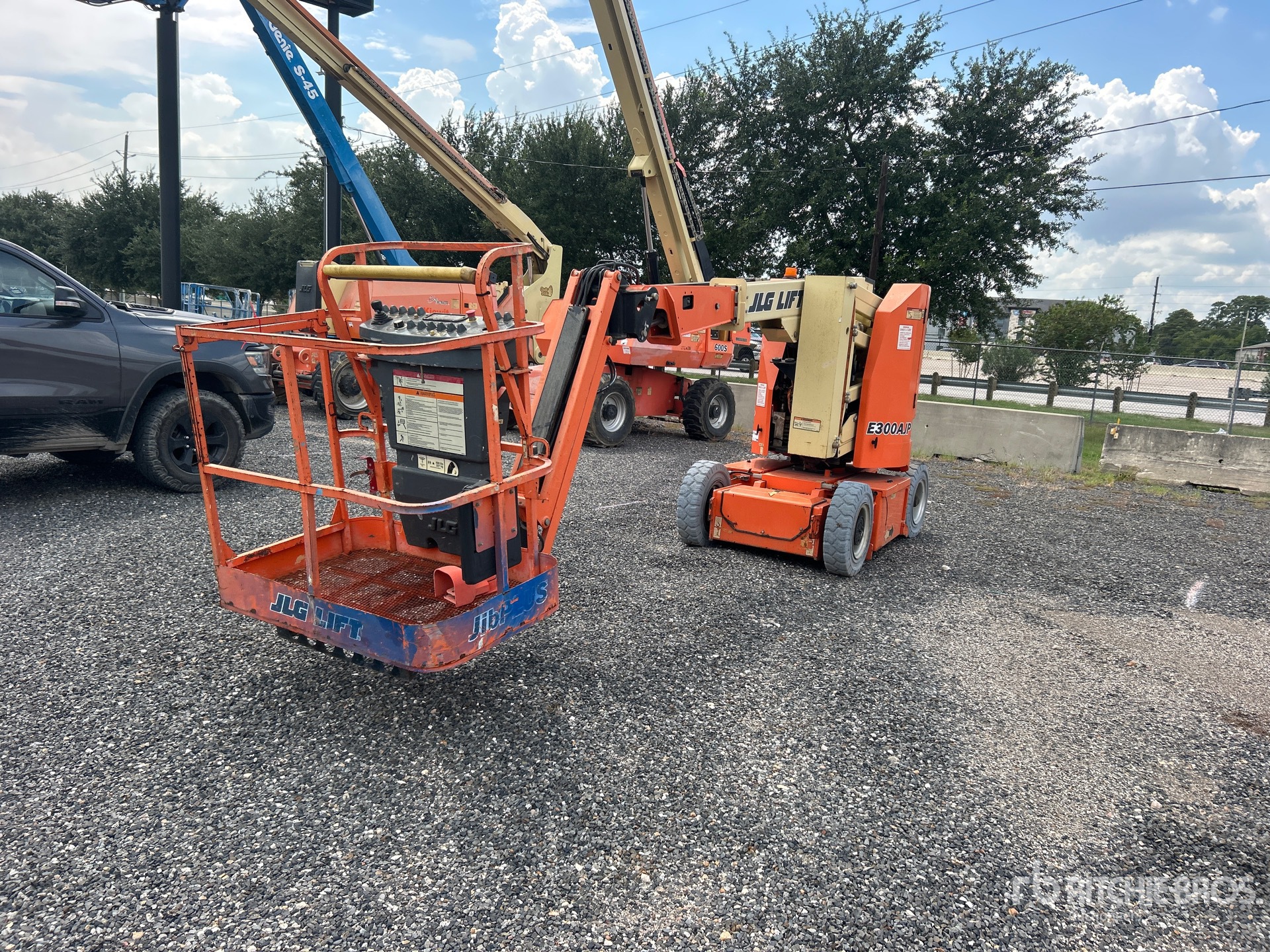 Photo of 2018 JLG E300AJP