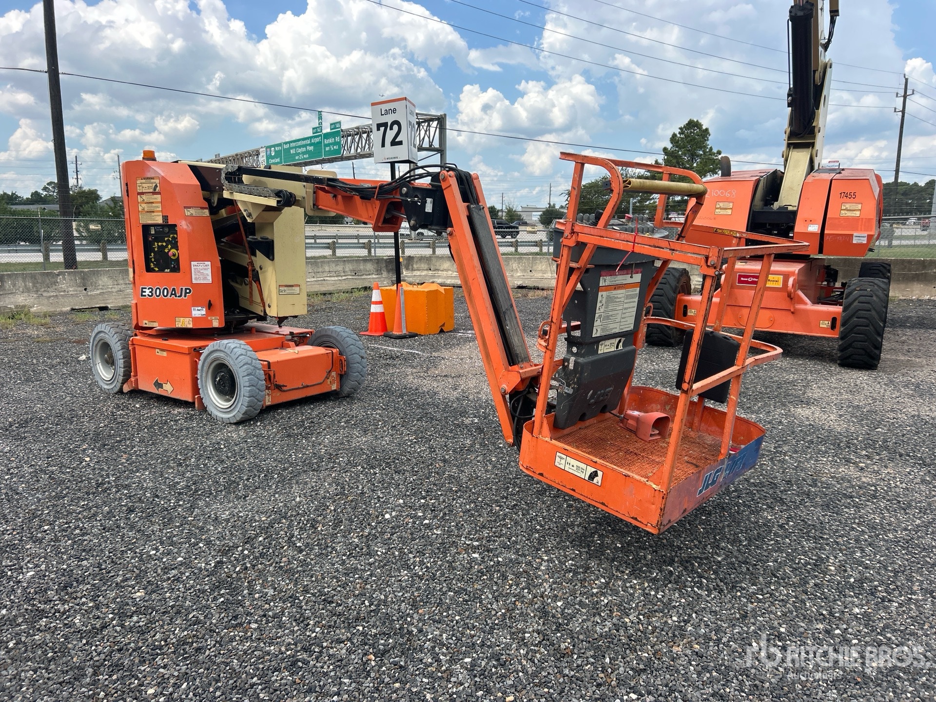 2018 JLG E300AJP