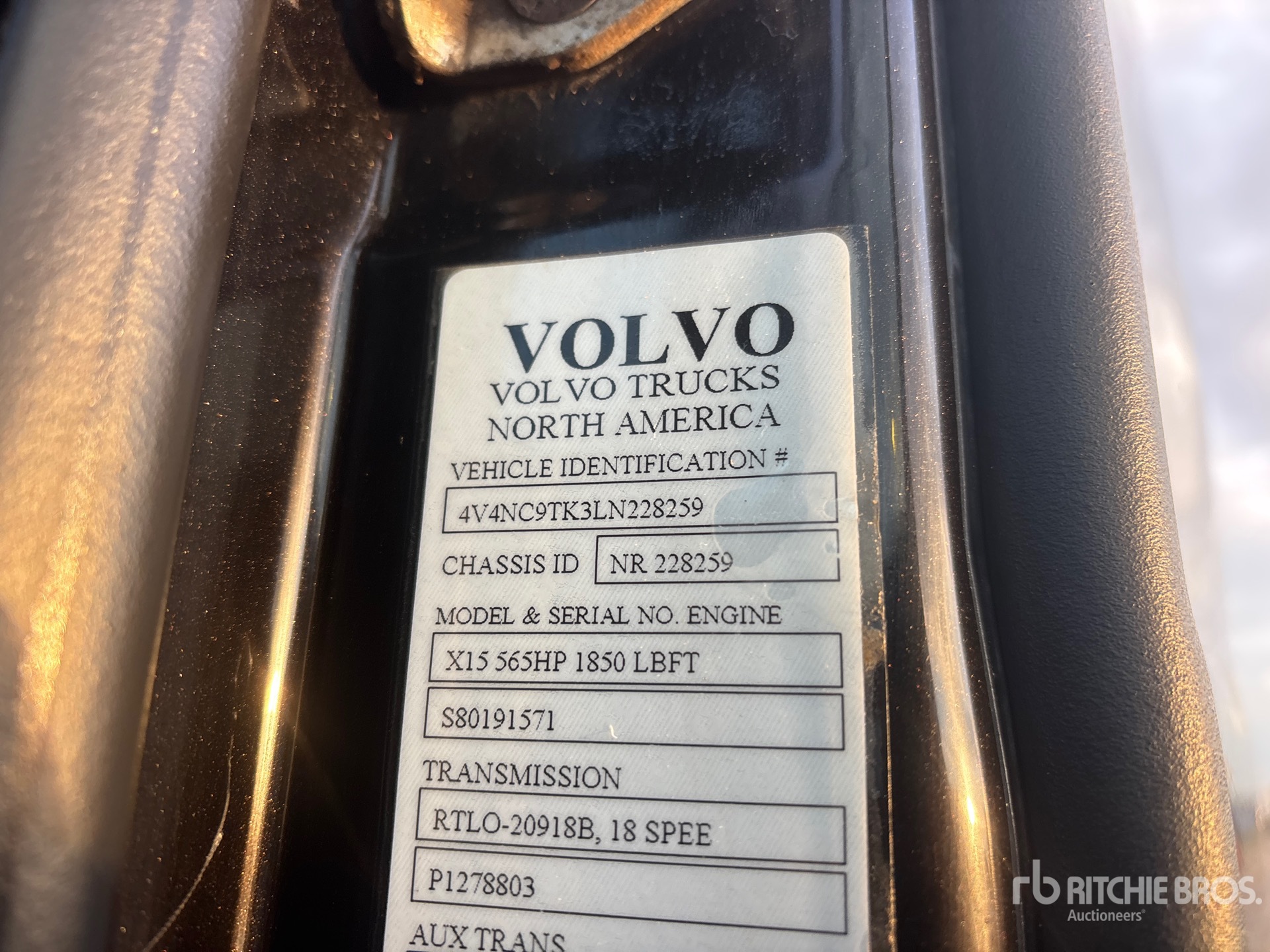 2020 Volvo VNL64T
