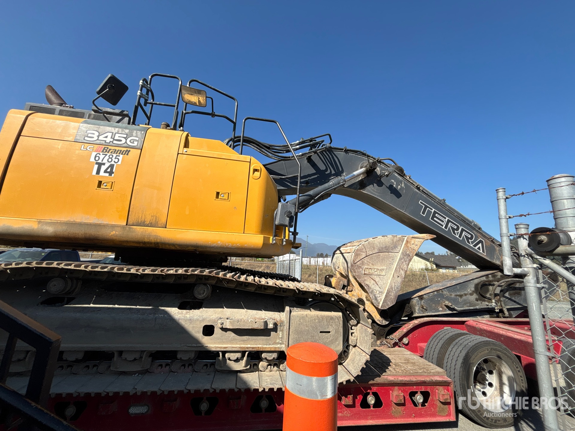 2021 John Deere 345G LC
