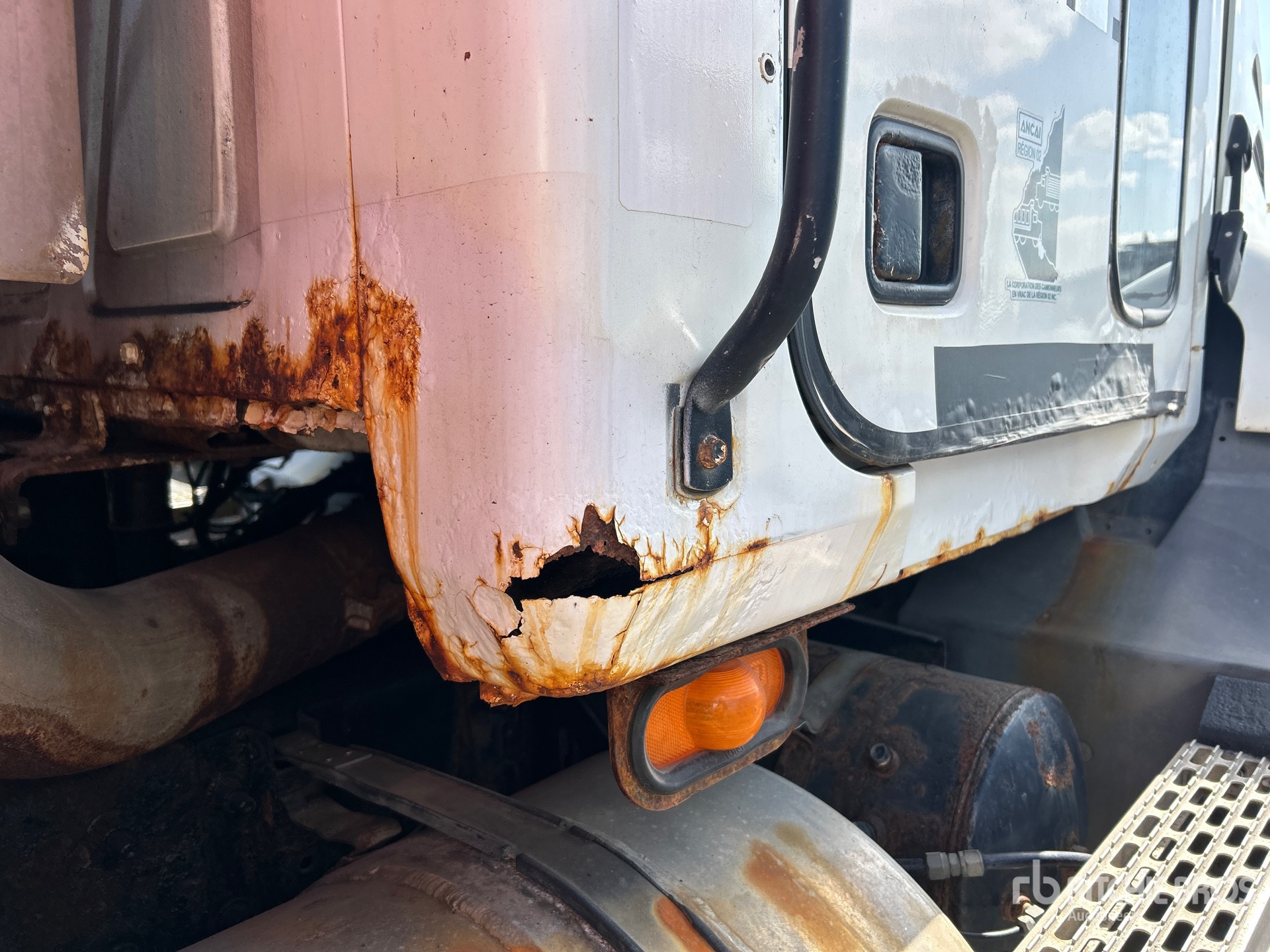 2004 Mack CX613