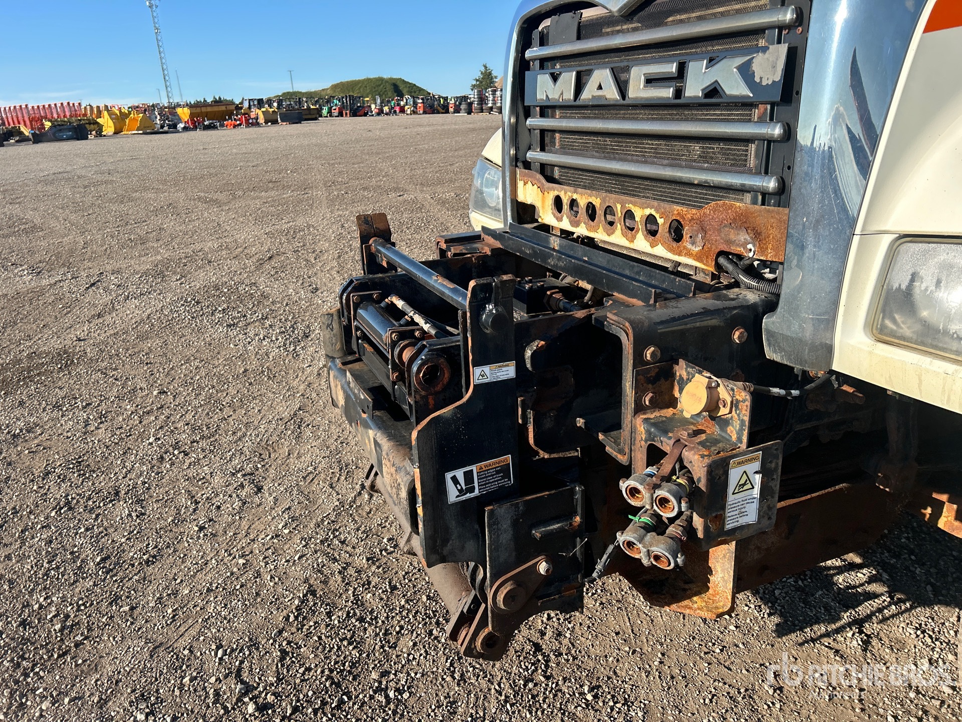 2013 Mack GU713
