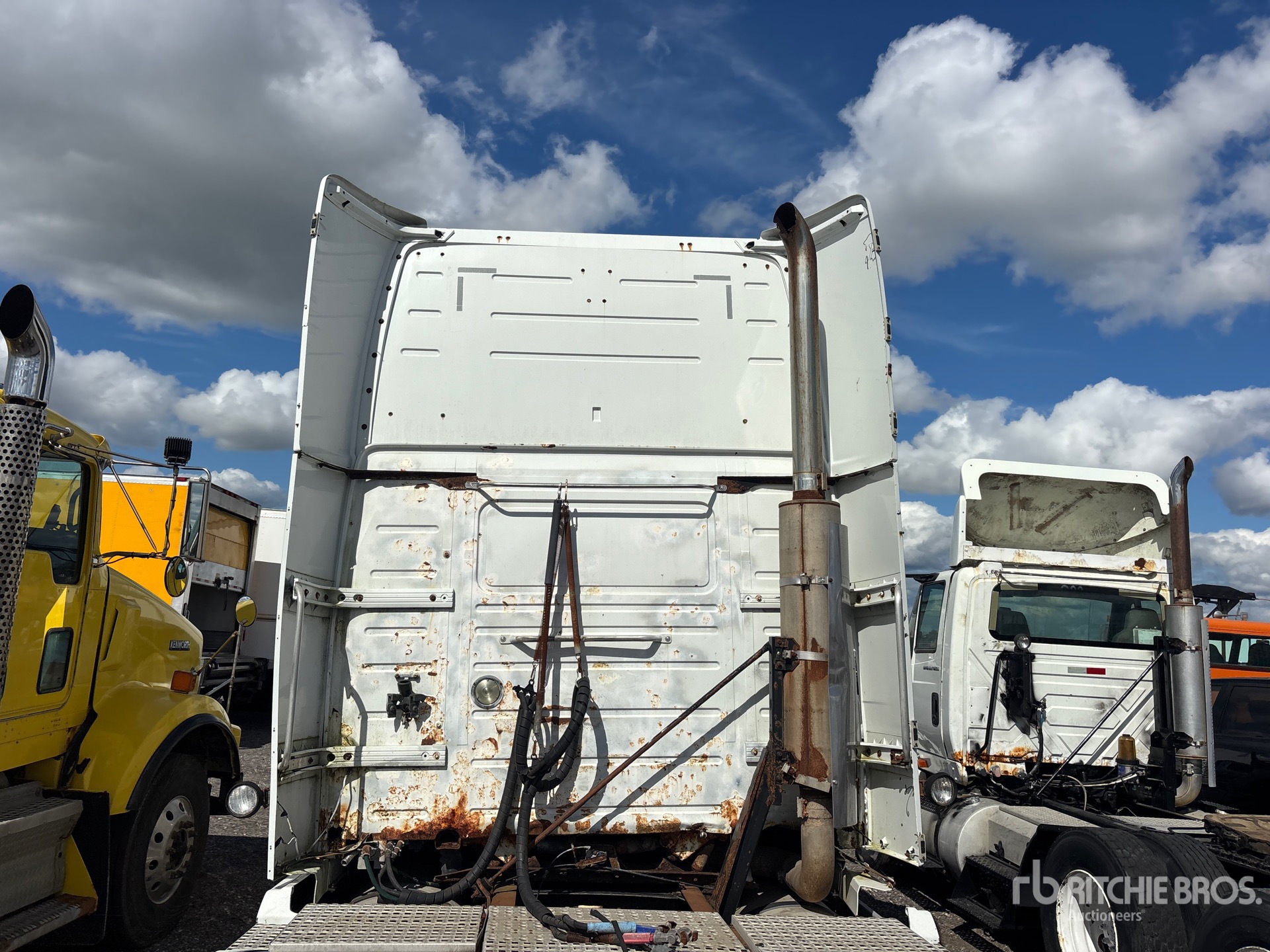 2005 Volvo VNL