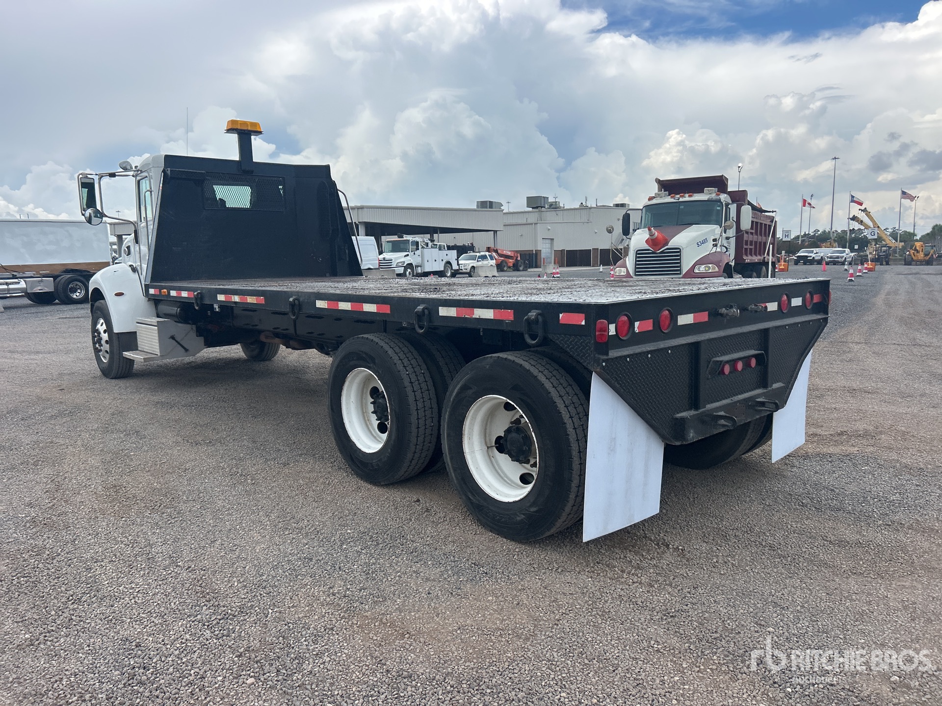 2019 Peterbilt 348