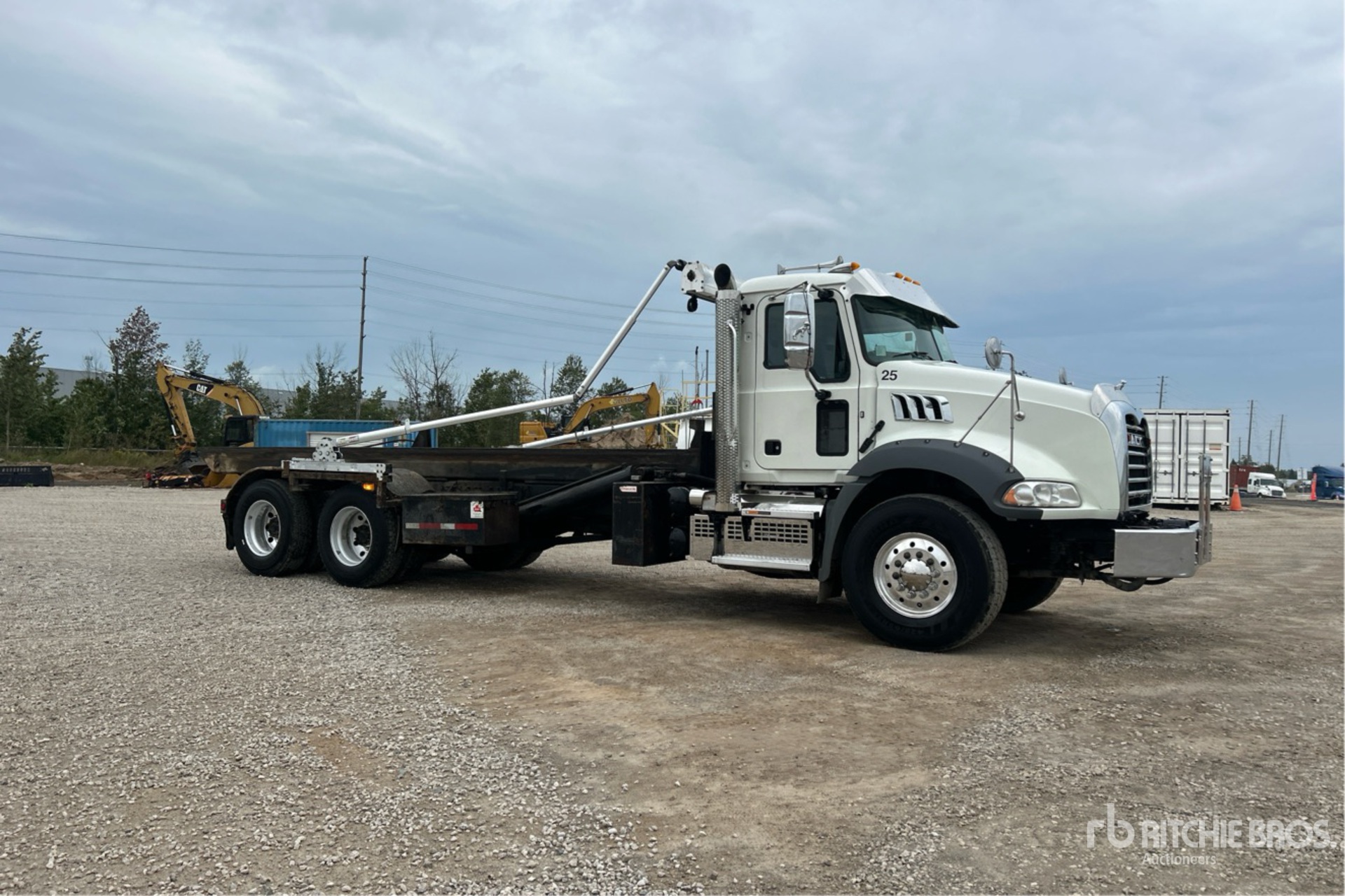 2023 Mack GU813