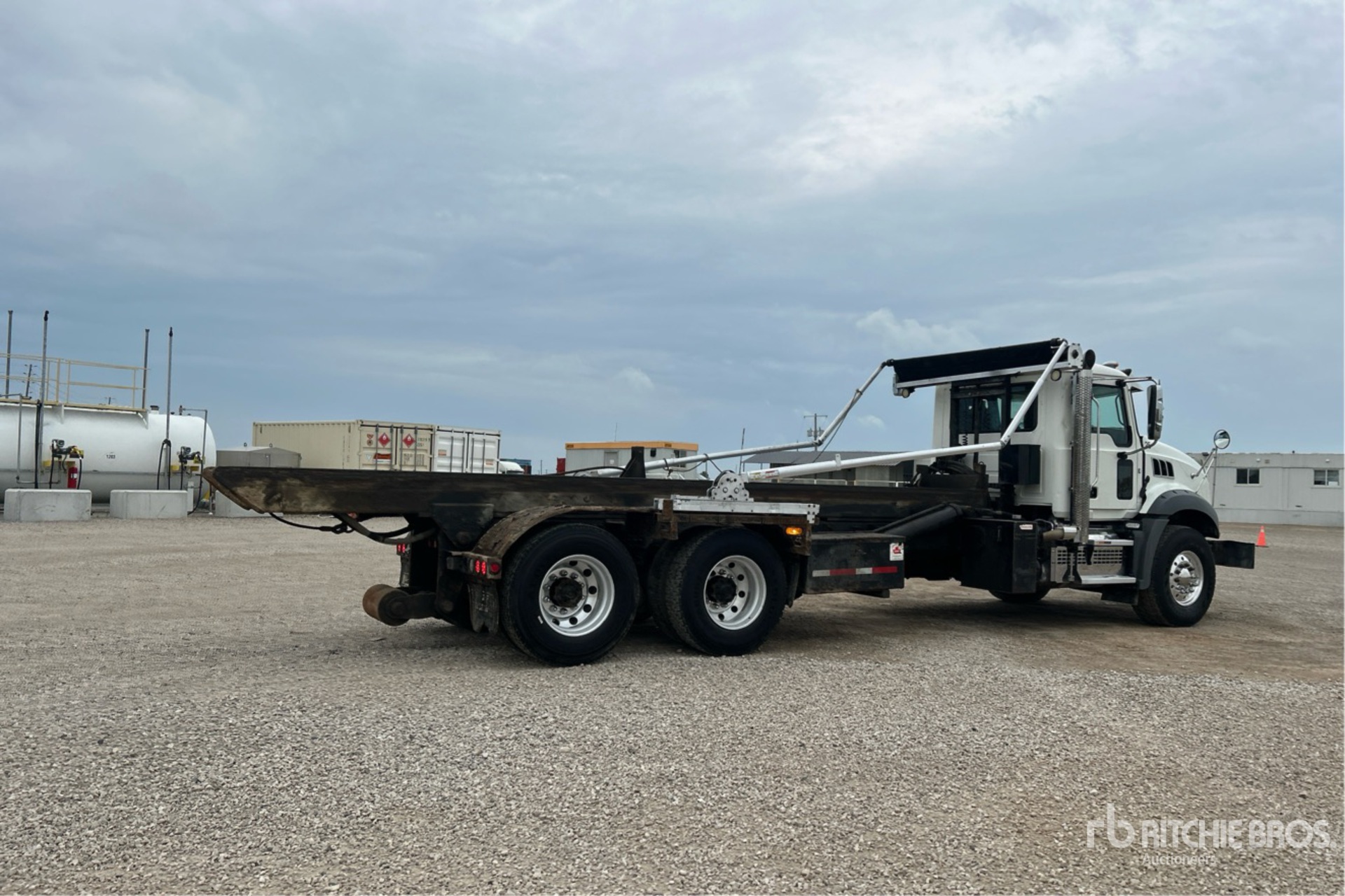 2023 Mack GU813