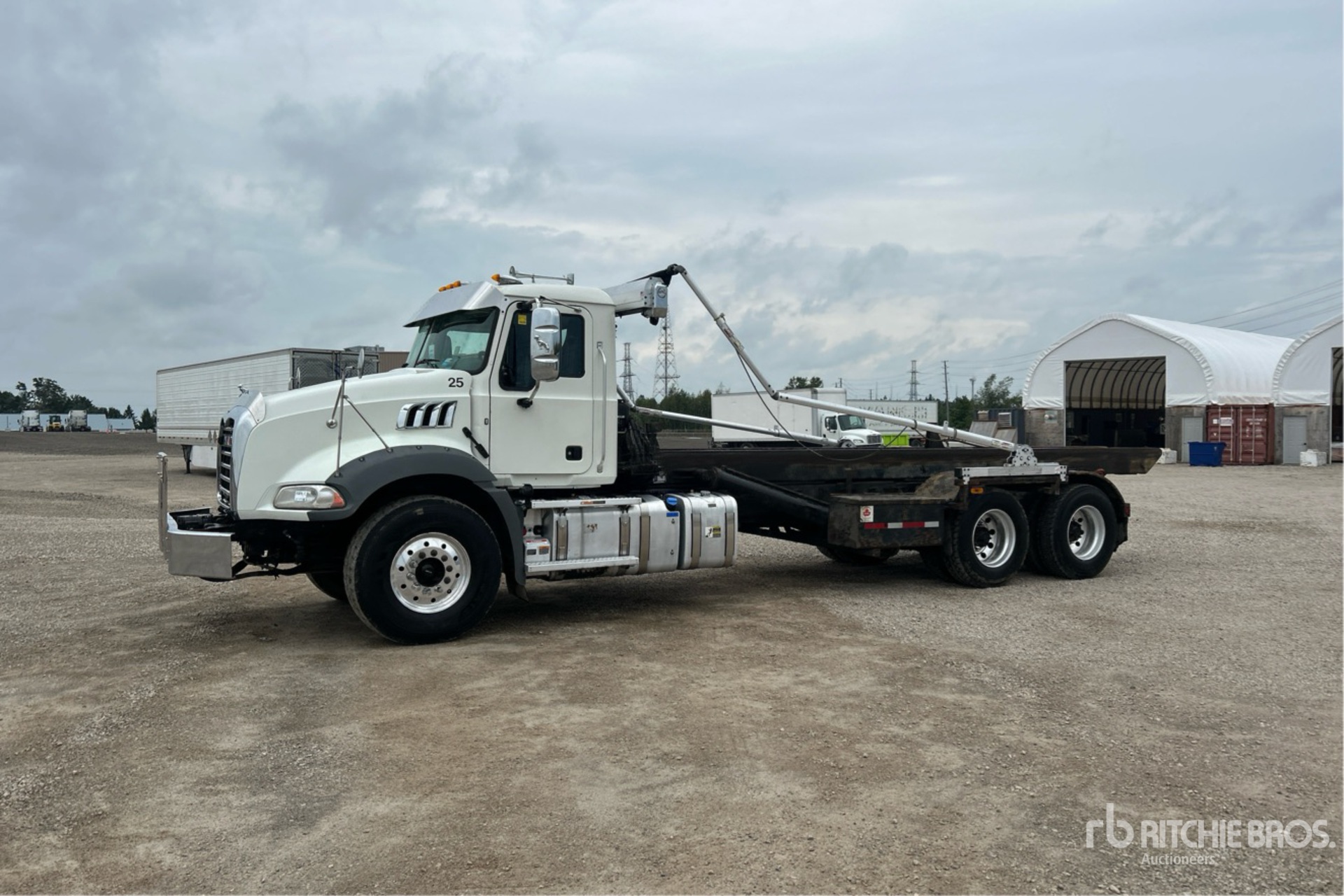 2023 Mack GU813